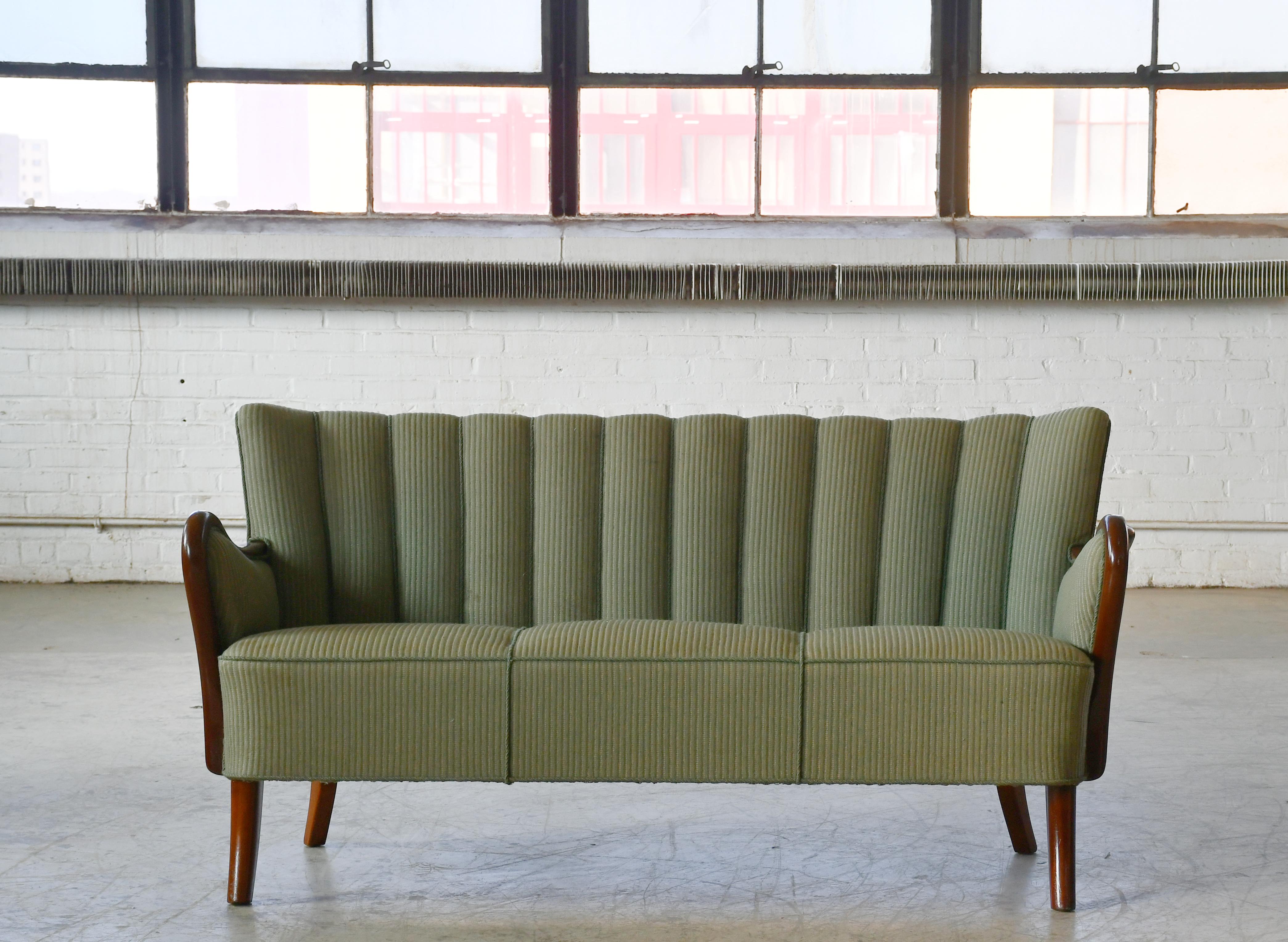 Mid-Century moderno Divano danese del 1940 con braccioli in legno di Alfred Christensen per Slagelse in vendita