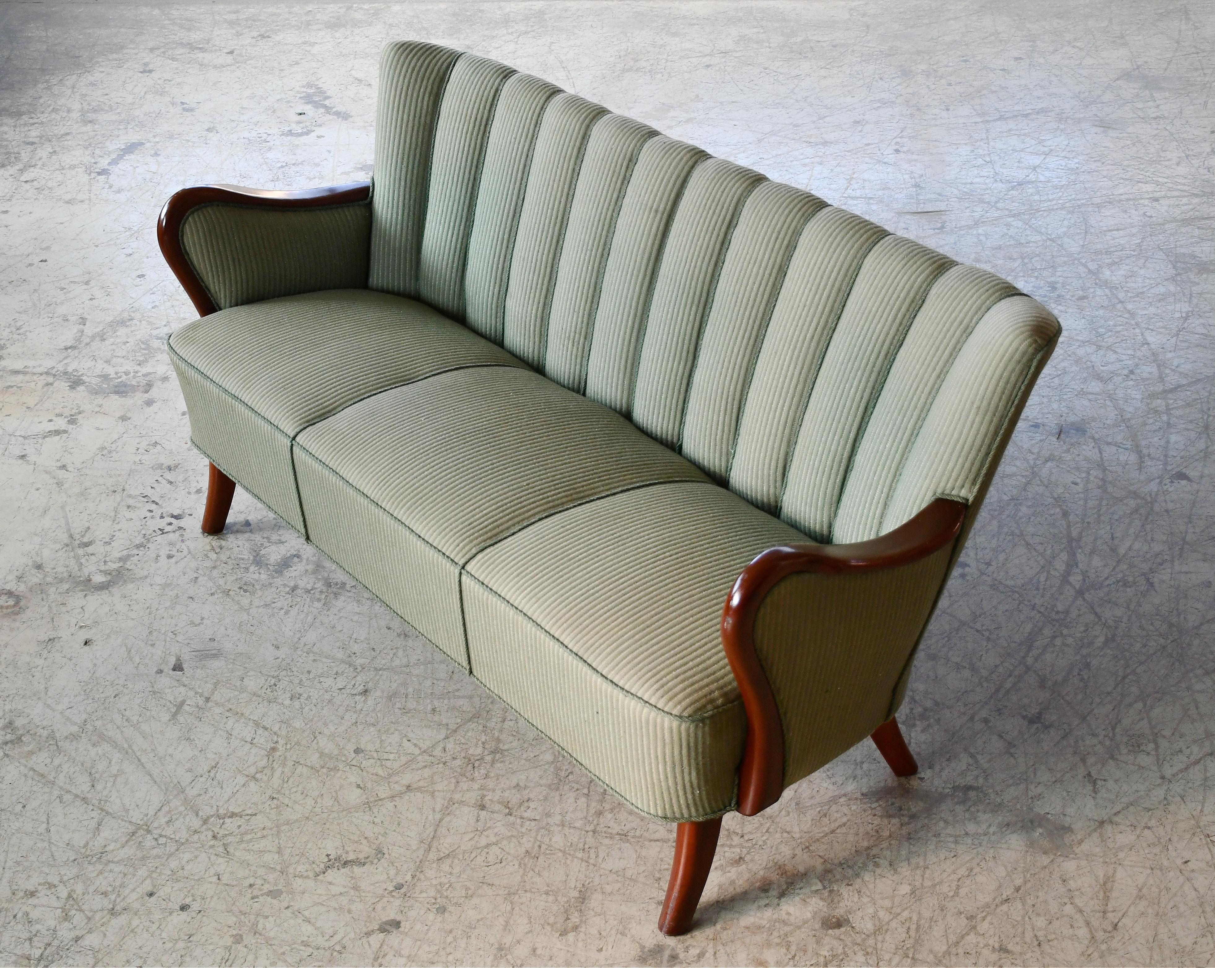 Danese Divano danese del 1940 con braccioli in legno di Alfred Christensen per Slagelse in vendita