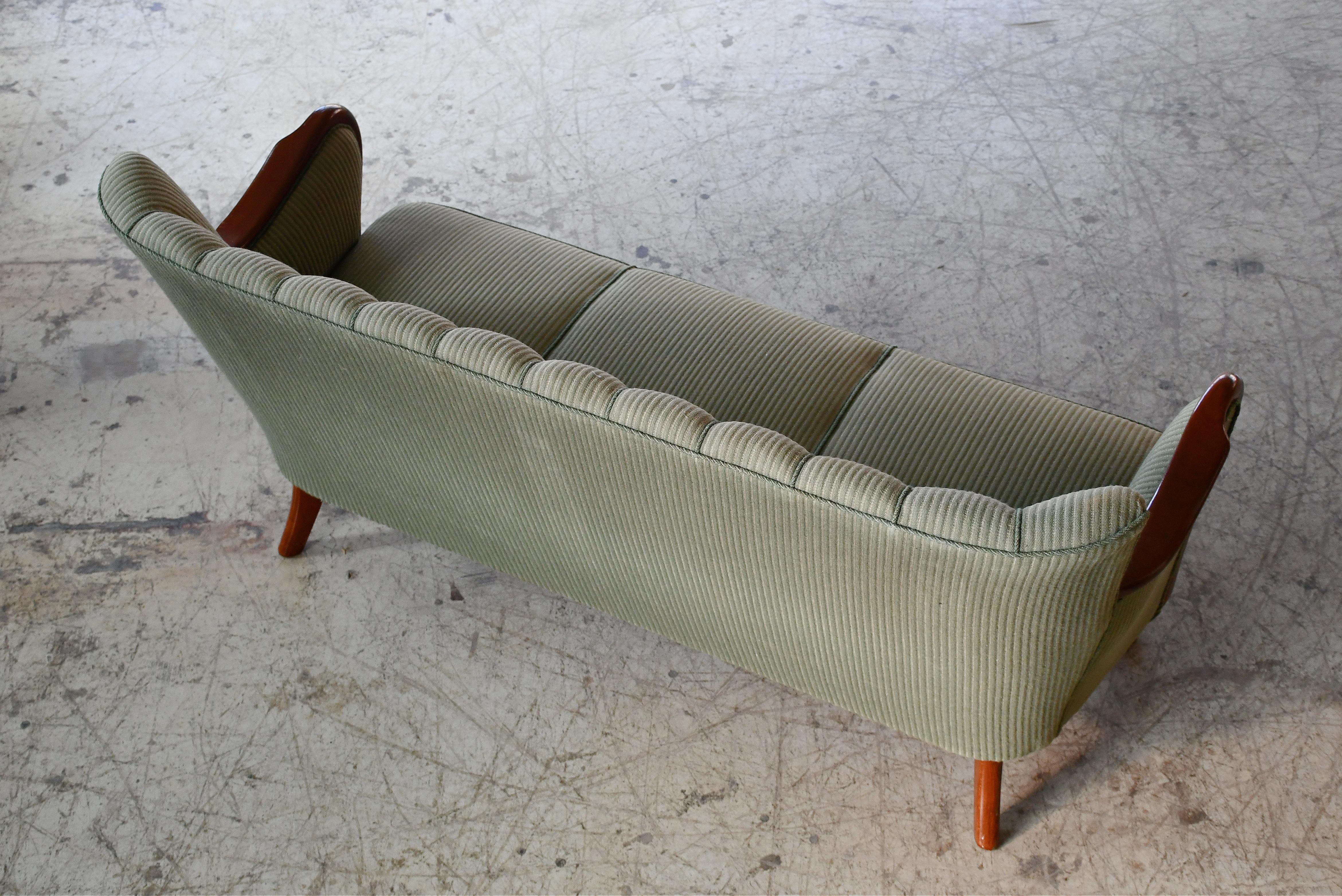 Mohair Divano danese del 1940 con braccioli in legno di Alfred Christensen per Slagelse in vendita