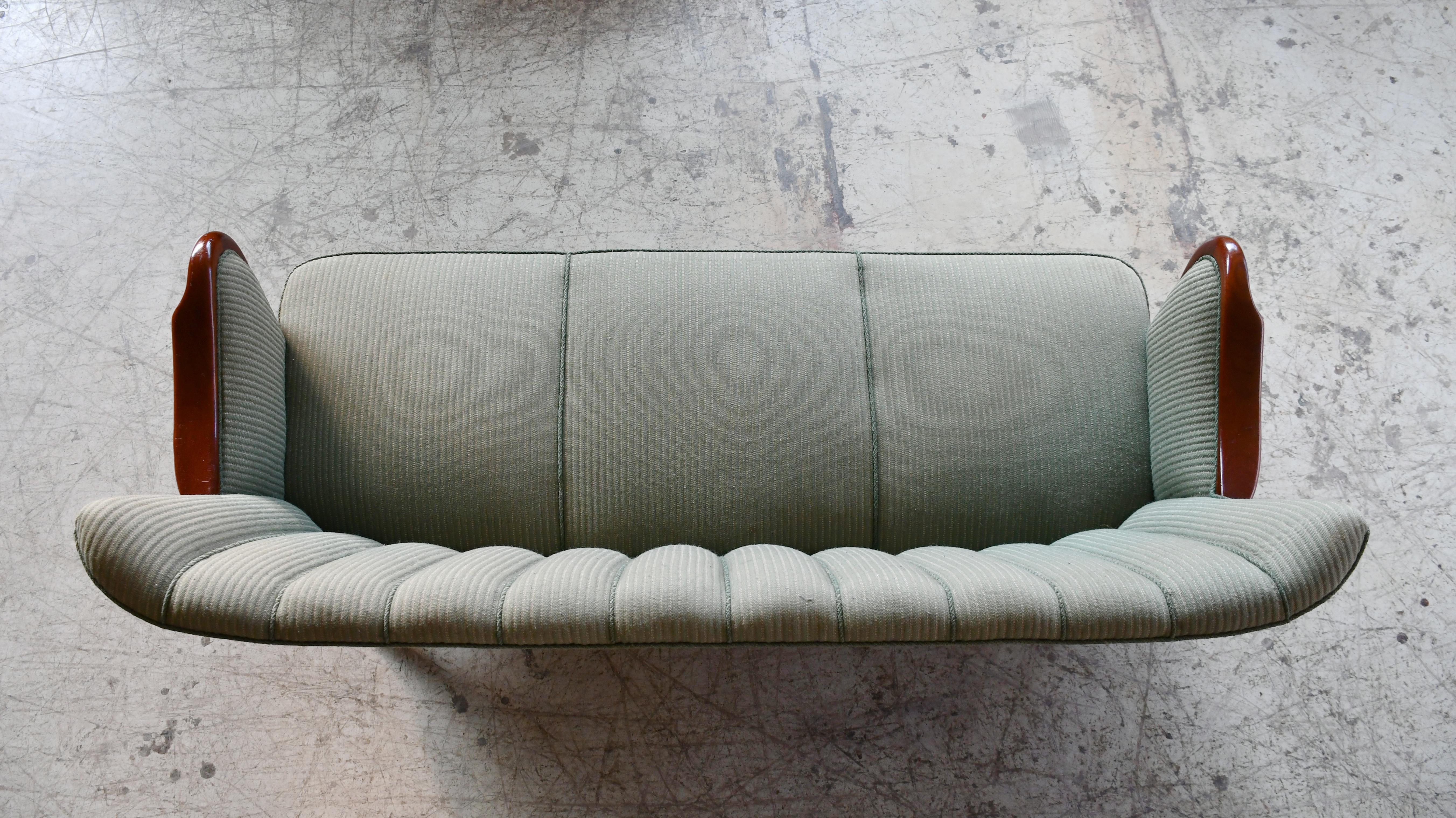 Divano danese del 1940 con braccioli in legno di Alfred Christensen per Slagelse in vendita 1