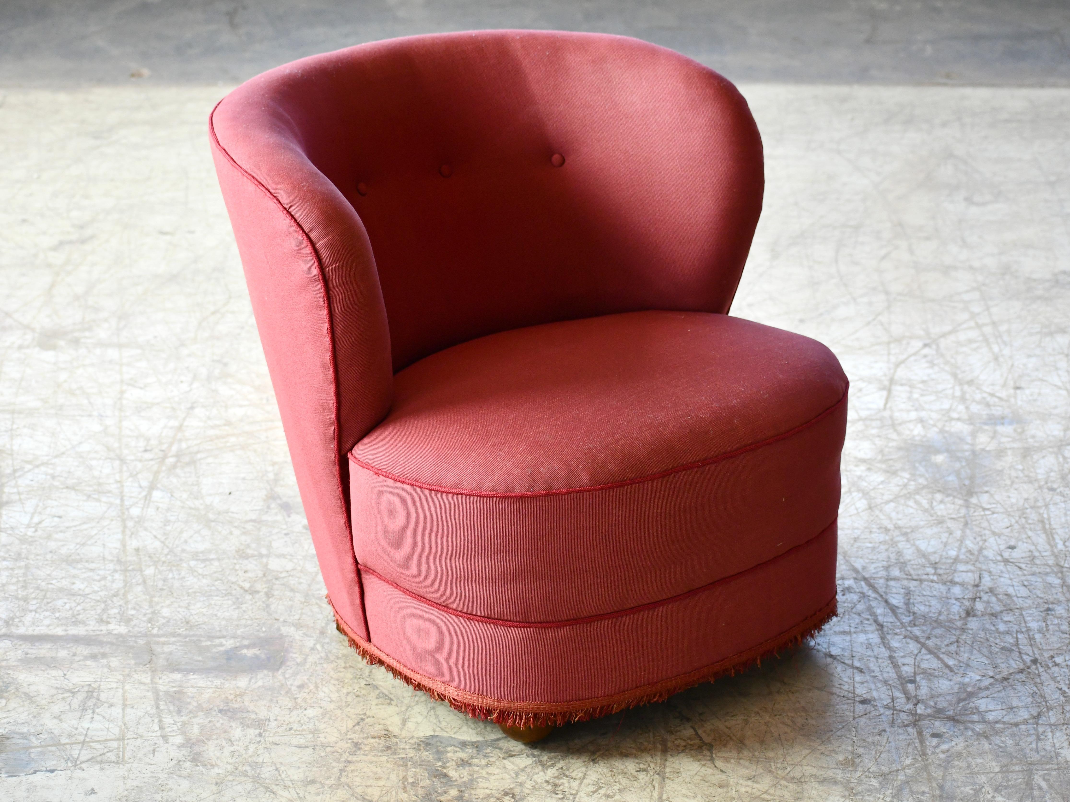 Danish 1940s Tub-Shaped Lounge or Slipper Chair Attributed to Fritz Hansen In Good Condition In Bridgeport, CT