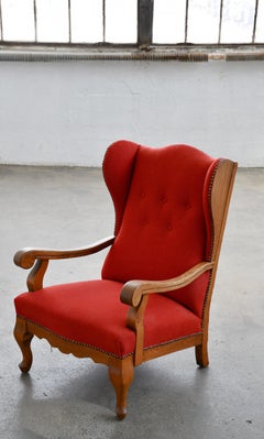 Sillón danés de los años 40 con respaldo alto, de roble tallado y «alas» de madera