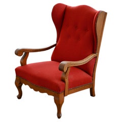 Sillón danés de los años 40 con respaldo alto, de roble tallado y «alas» de madera