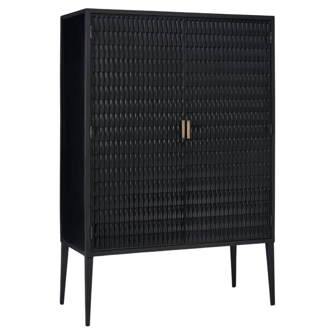 Dänisch 1950's Design inspiriert Vance II Armoire mit Molding Türen im Angebot