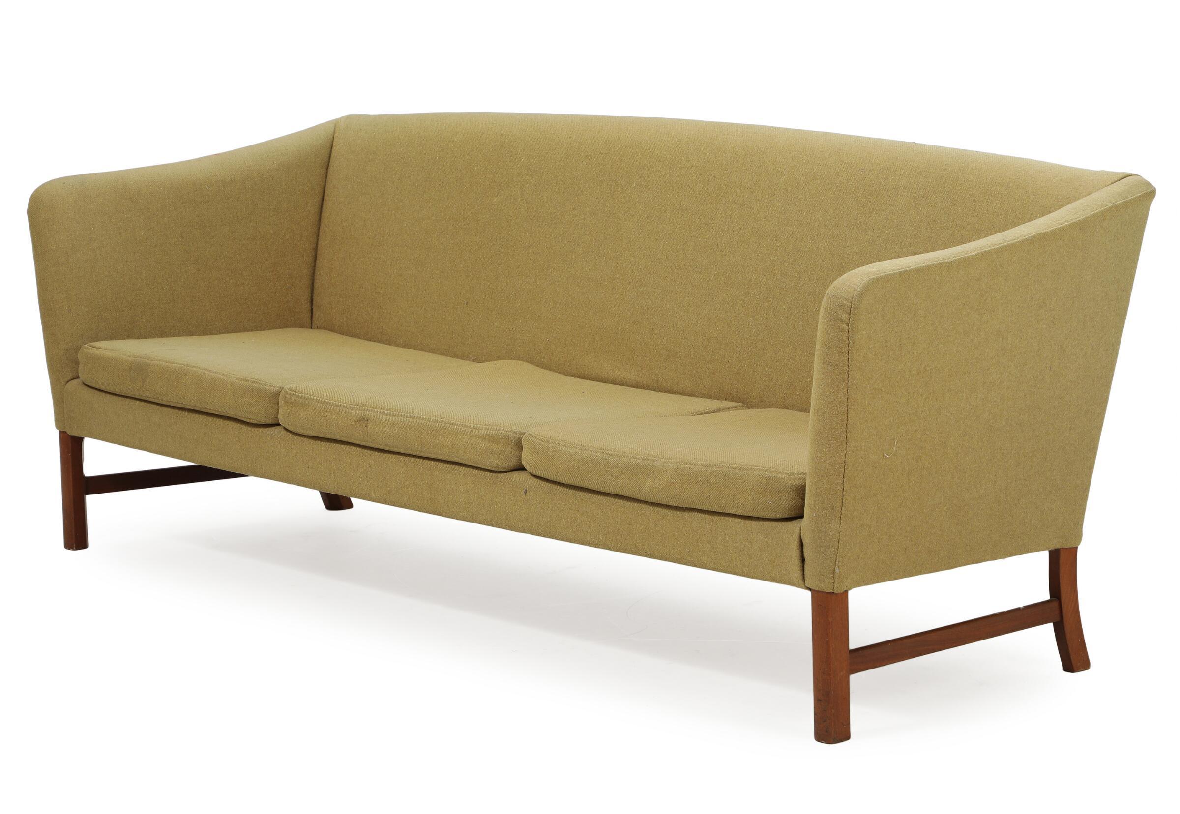 Bellissimo divano super elegante di Ole Wanscher per il falegname A.J. Iversen verso la metà degli anni '50. Un design molto elegante che poggia su gambe in teak con barelle (come di solito si vede nei famosi design di Kaare Klint). Conserva il