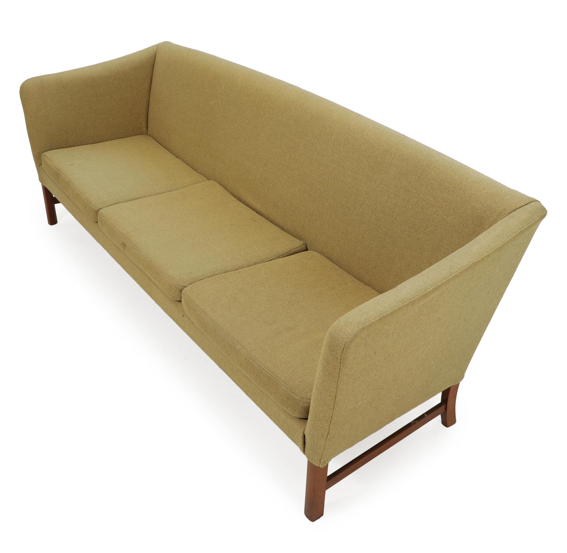 Mid-Century moderno Divano danese a 3 posti degli anni '50 di To Ole Wanscher in vendita