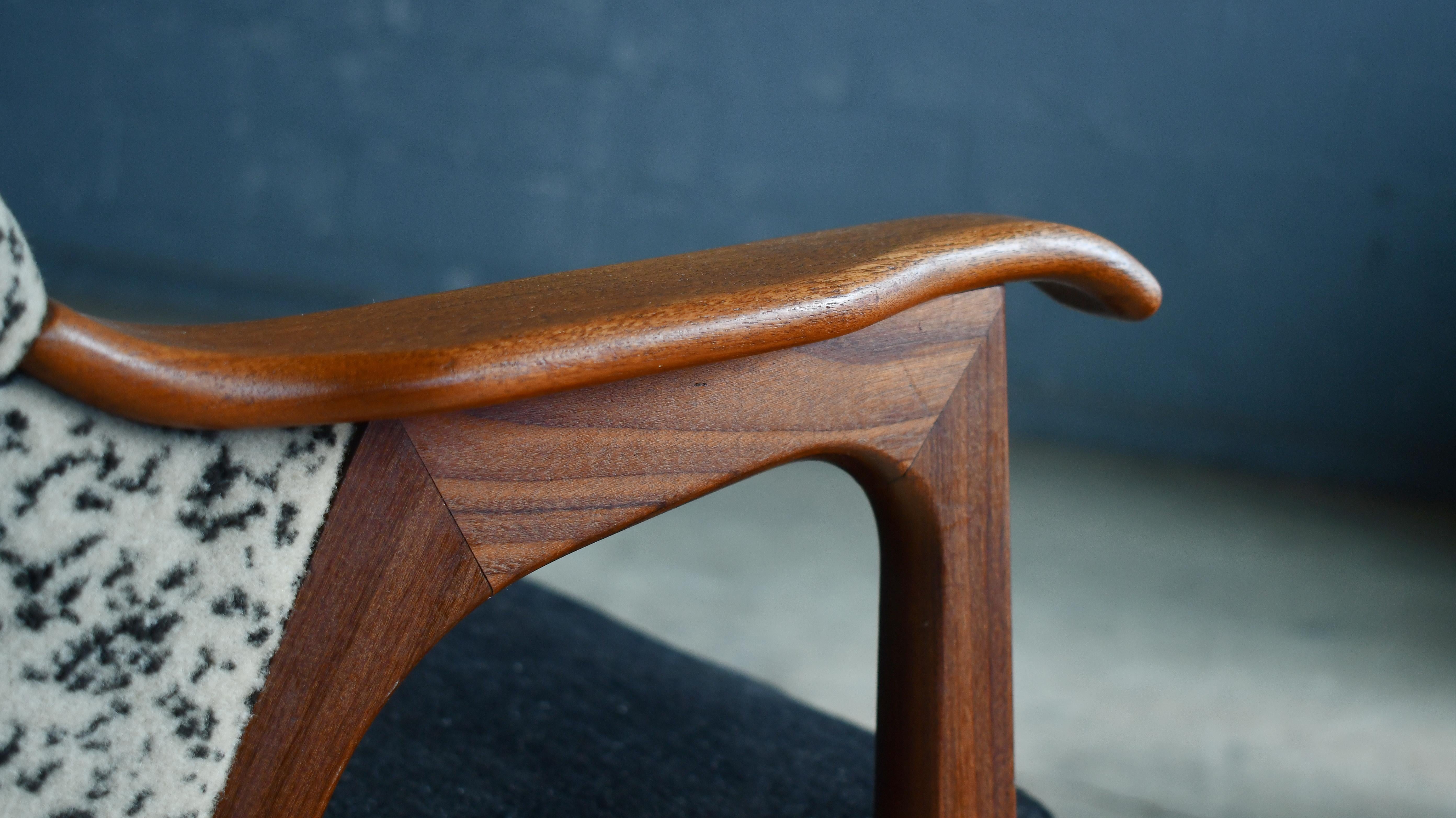 Poltrona danese in stile Arne Hovmand degli anni '50 con braccioli in teak In condizioni buone in vendita a Bridgeport, CT