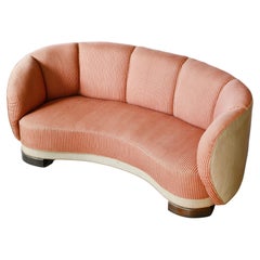 Dänische 1940er Banane Form geschwungene Sofa oder Loveseat