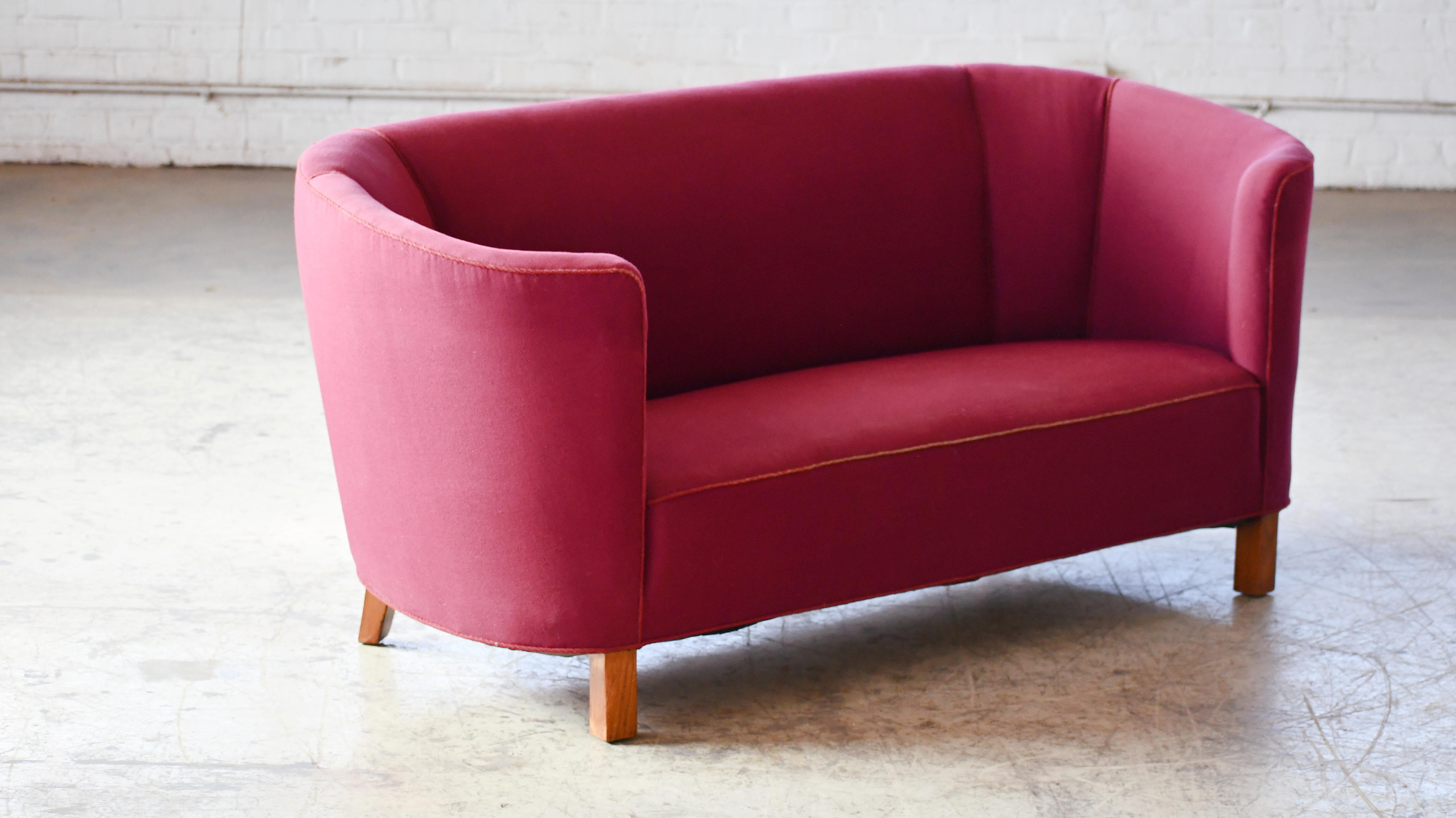 Mid-Century Modern Canapé ou loveseat danois 1950's Banana Form Curved Sofa or Loveseat en vente