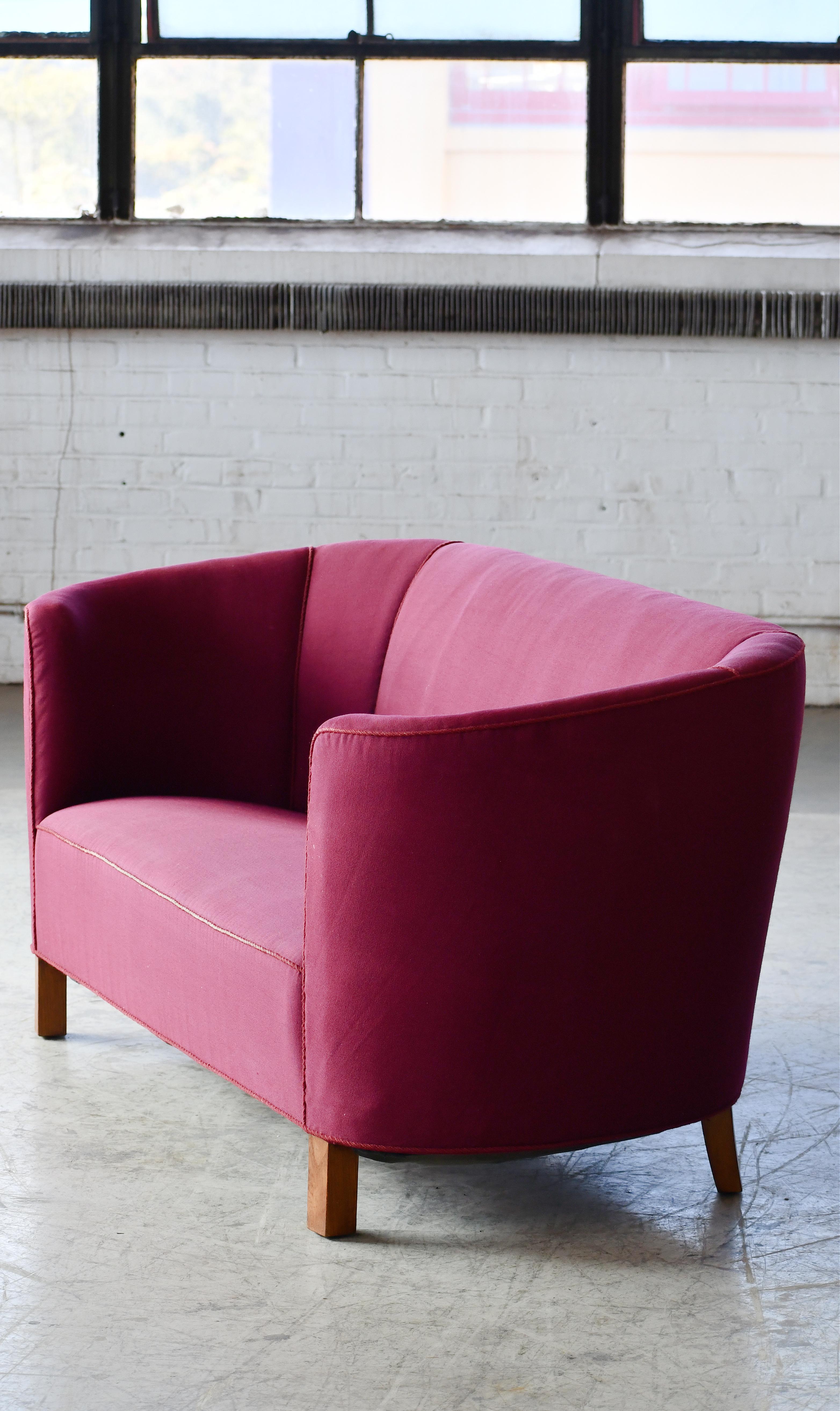 Canapé ou loveseat danois 1950's Banana Form Curved Sofa or Loveseat Bon état - En vente à Bridgeport, CT