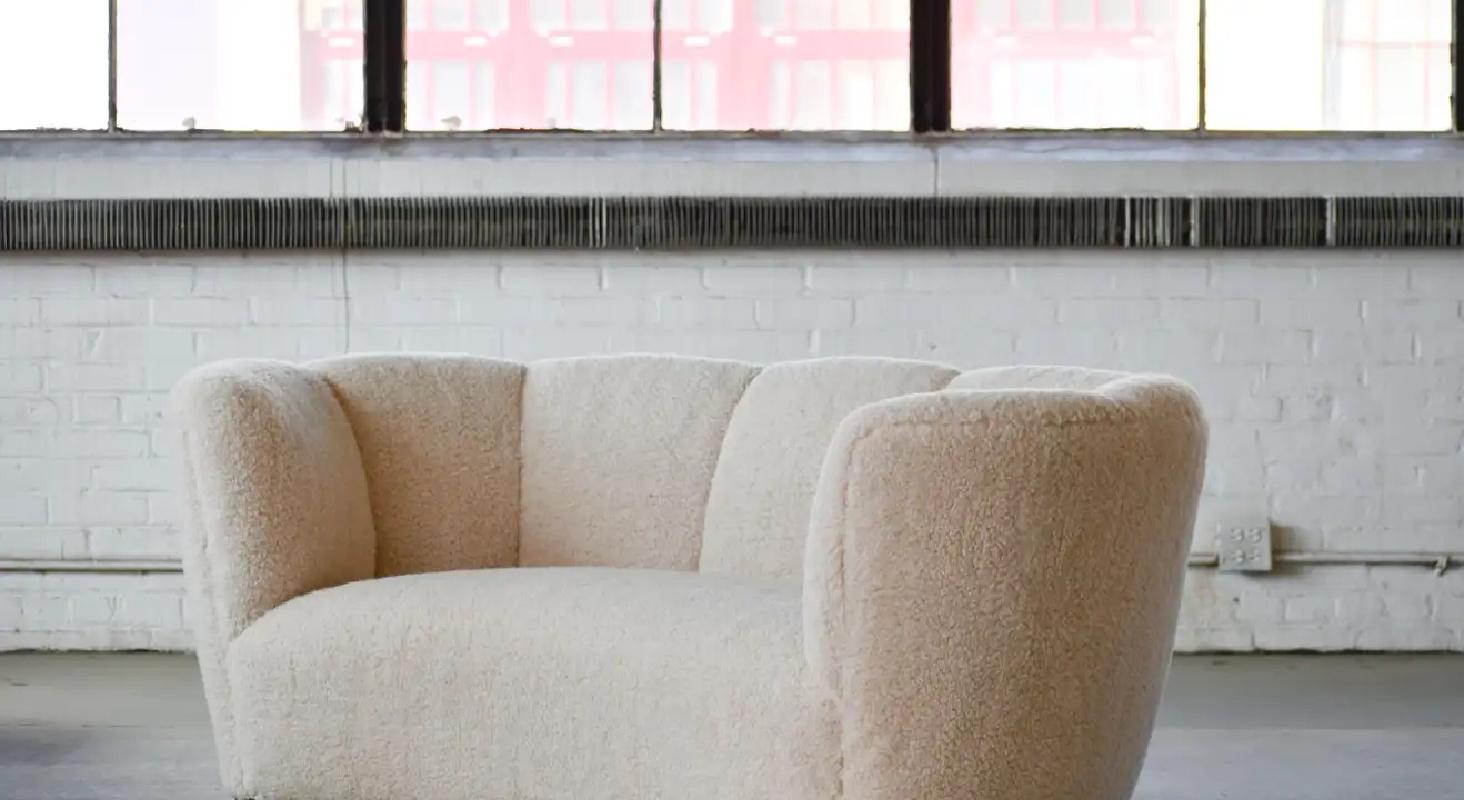 Laine Canapé ou loveseat danois 1950's Banana Form Curved Sofa or Loveseat en vente