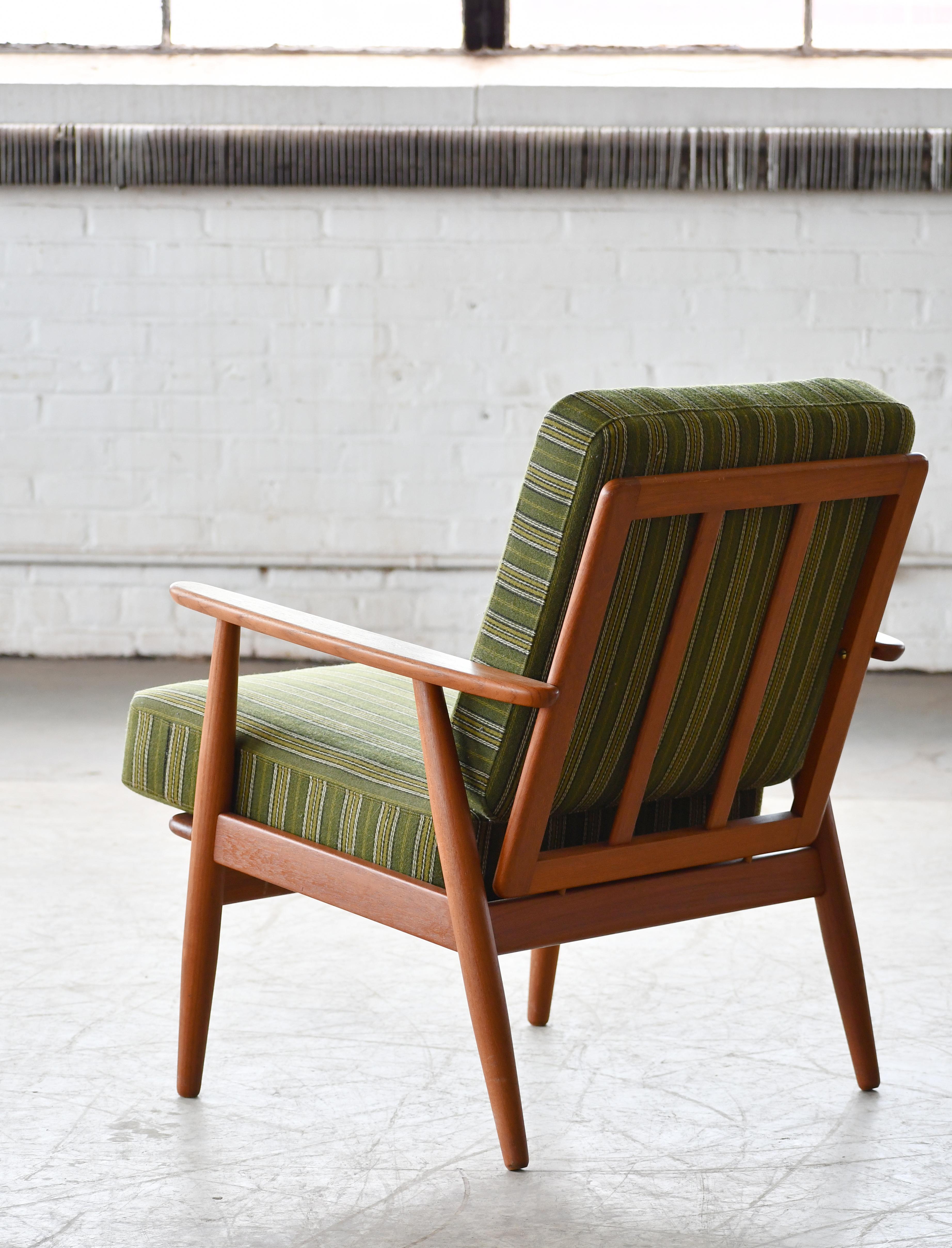 Dänischer Classic Sessel aus Teakholz und gestreifter Wolle aus den 1950er Jahren im Angebot 4