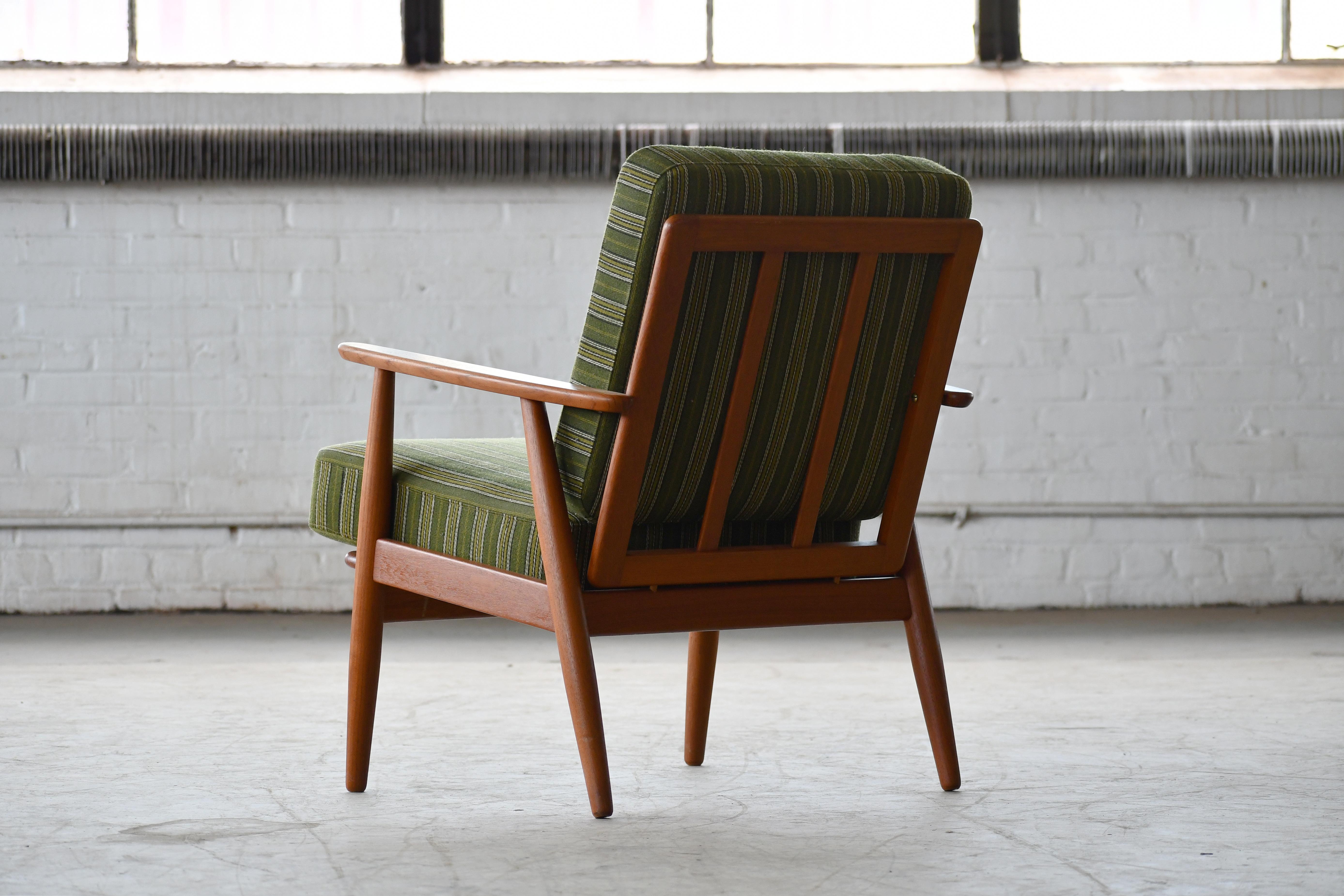 Dänischer Classic Sessel aus Teakholz und gestreifter Wolle aus den 1950er Jahren im Angebot 6