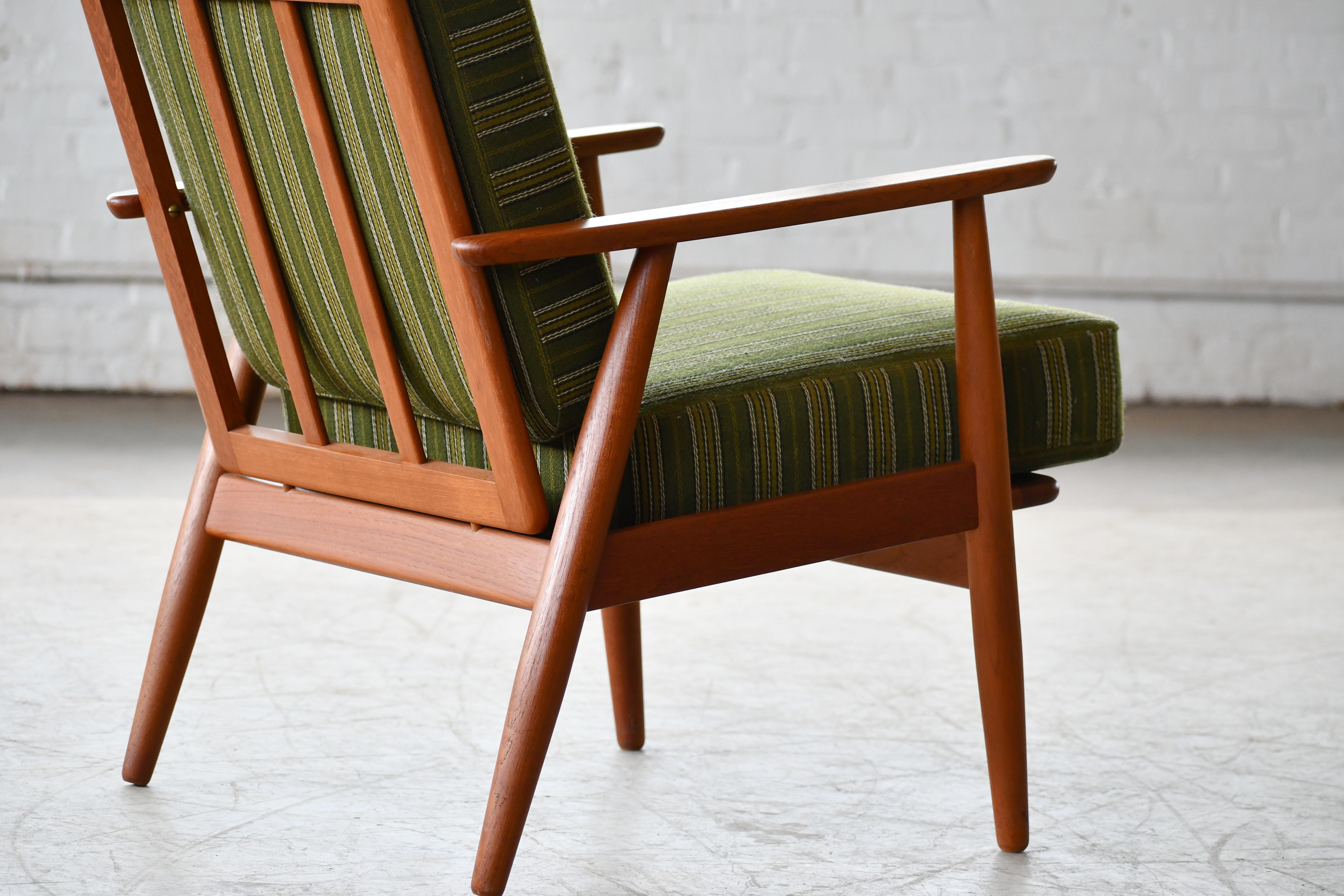 Dänischer Classic Sessel aus Teakholz und gestreifter Wolle aus den 1950er Jahren im Angebot 8