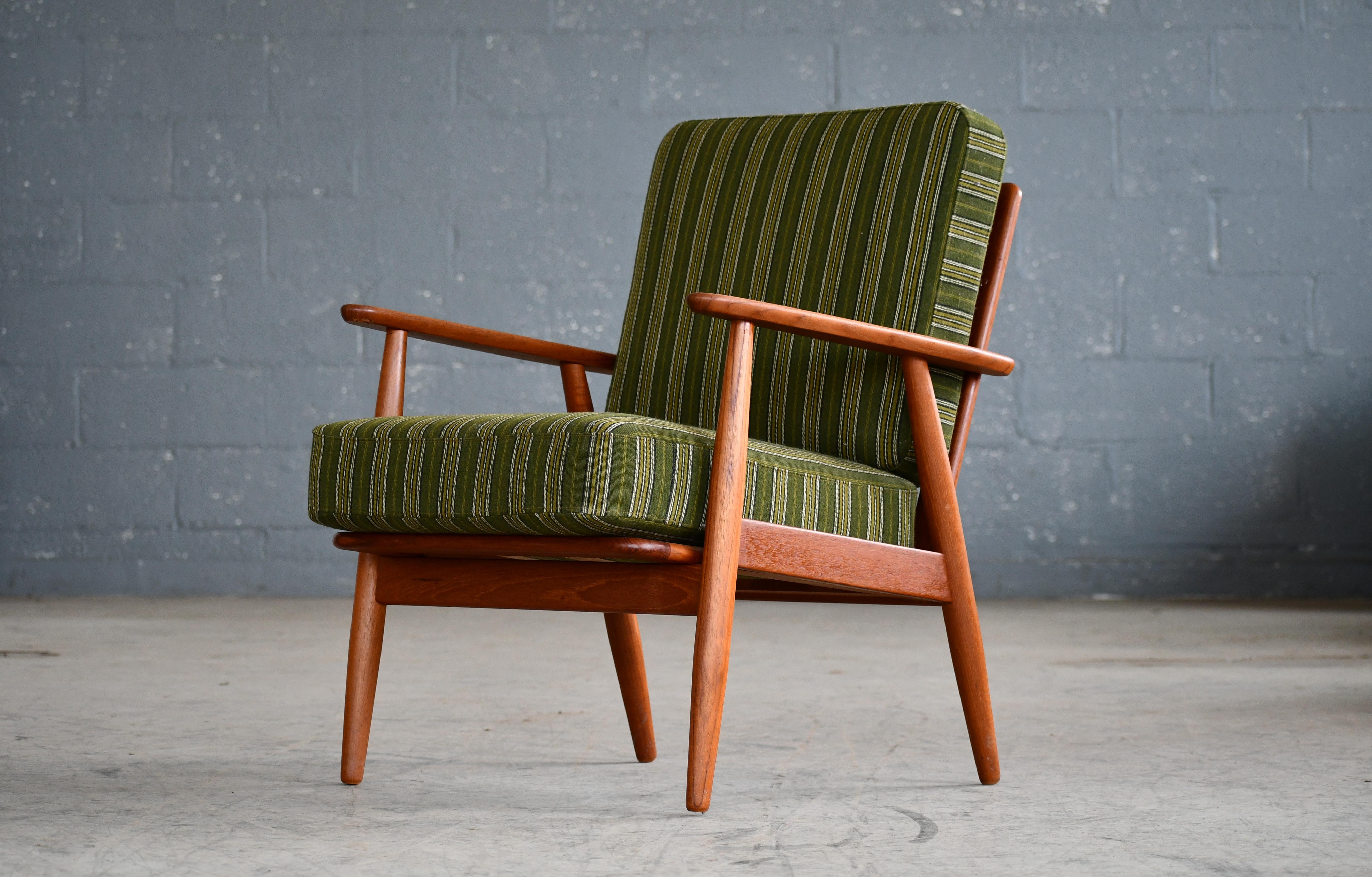 Dänischer Classic Sessel aus Teakholz und gestreifter Wolle aus den 1950er Jahren im Angebot 9