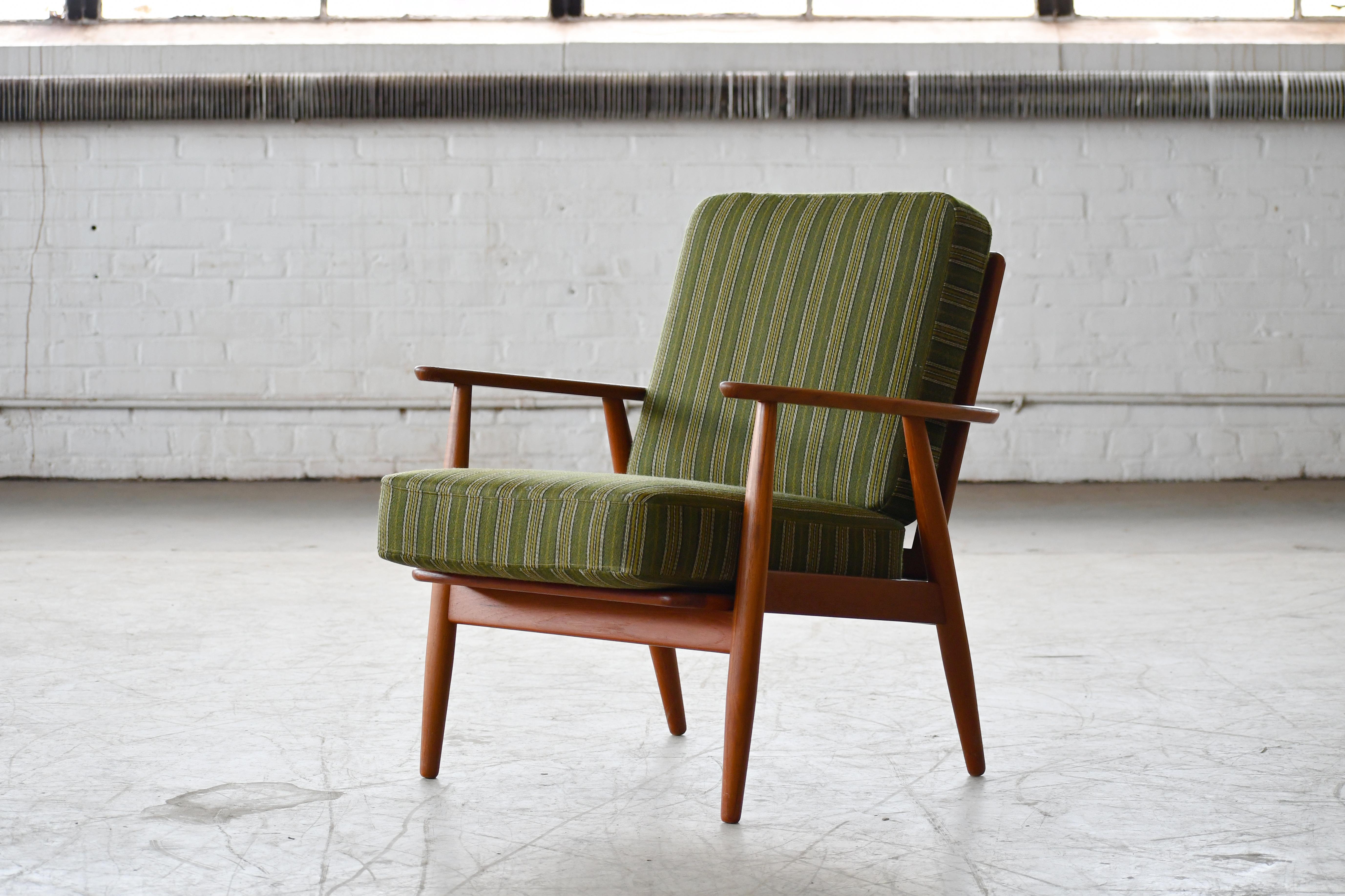 Dänischer Classic Sessel aus Teakholz und gestreifter Wolle aus den 1950er Jahren (Mitte des 20. Jahrhunderts) im Angebot