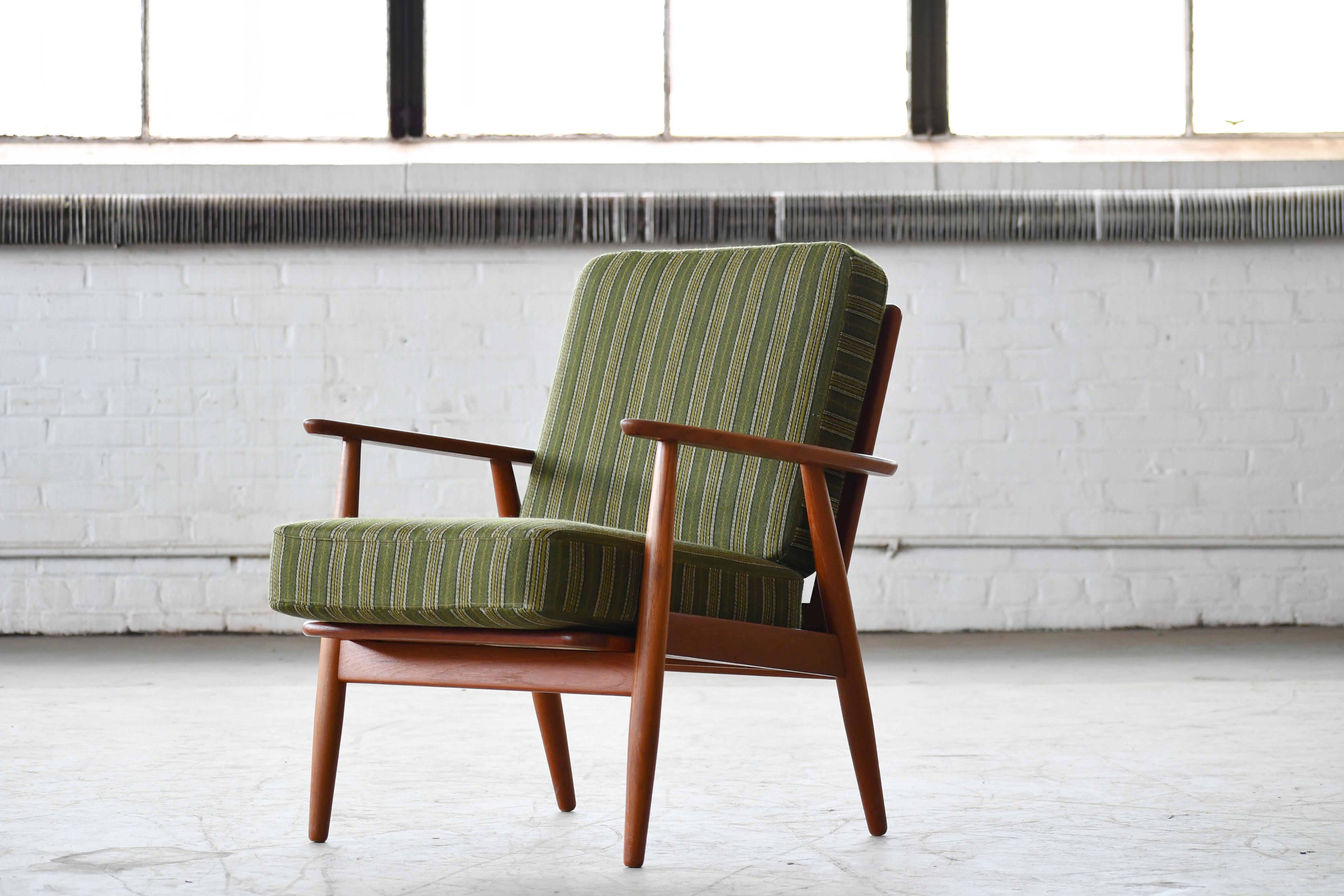 Dänischer Classic Sessel aus Teakholz und gestreifter Wolle aus den 1950er Jahren im Angebot 3