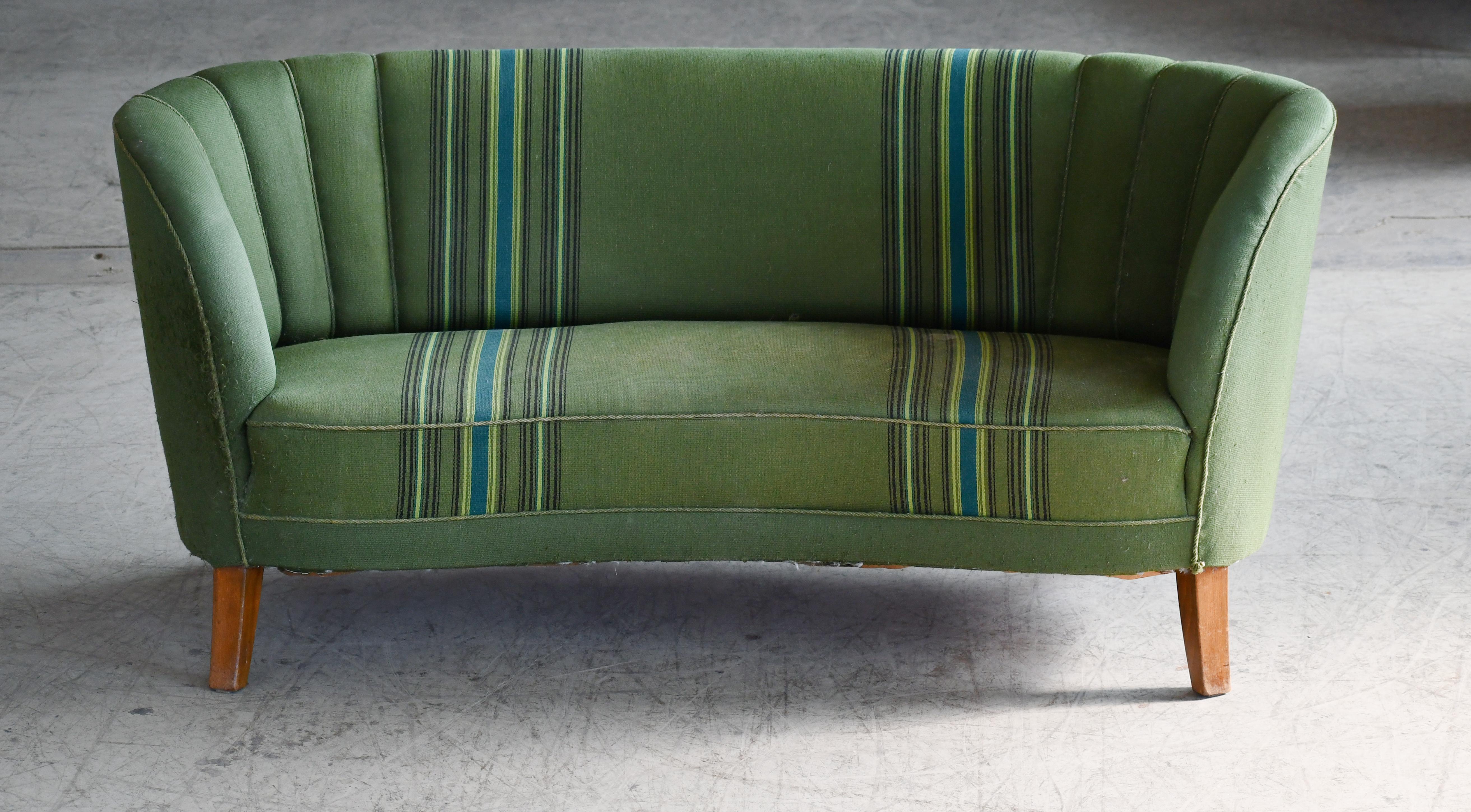 Scandinave moderne Causeuse danoise des années 1950 en forme de banane incurvée avec tissu en laine rayé vert en vente