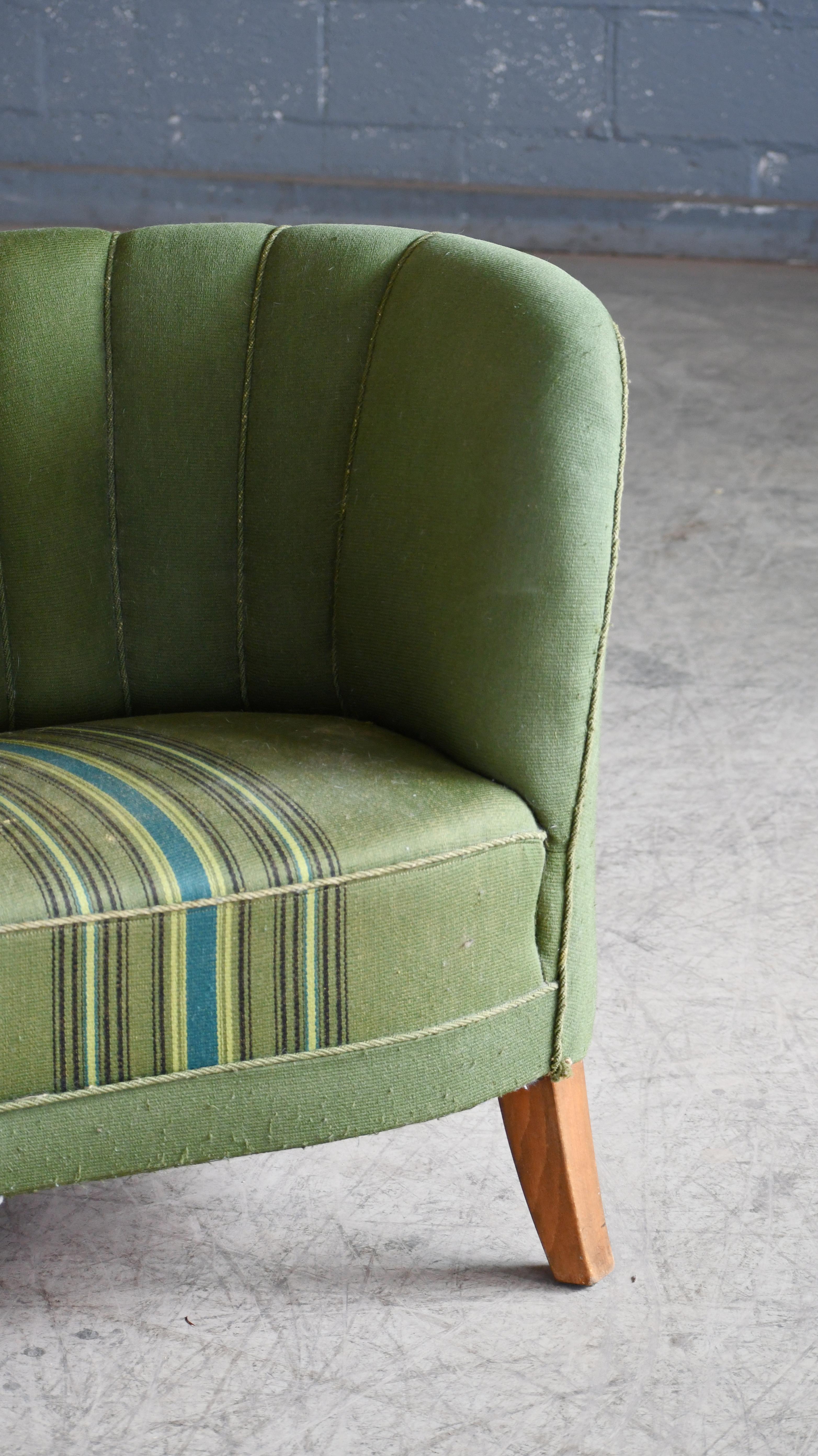 Danois Causeuse danoise des années 1950 en forme de banane incurvée avec tissu en laine rayé vert en vente