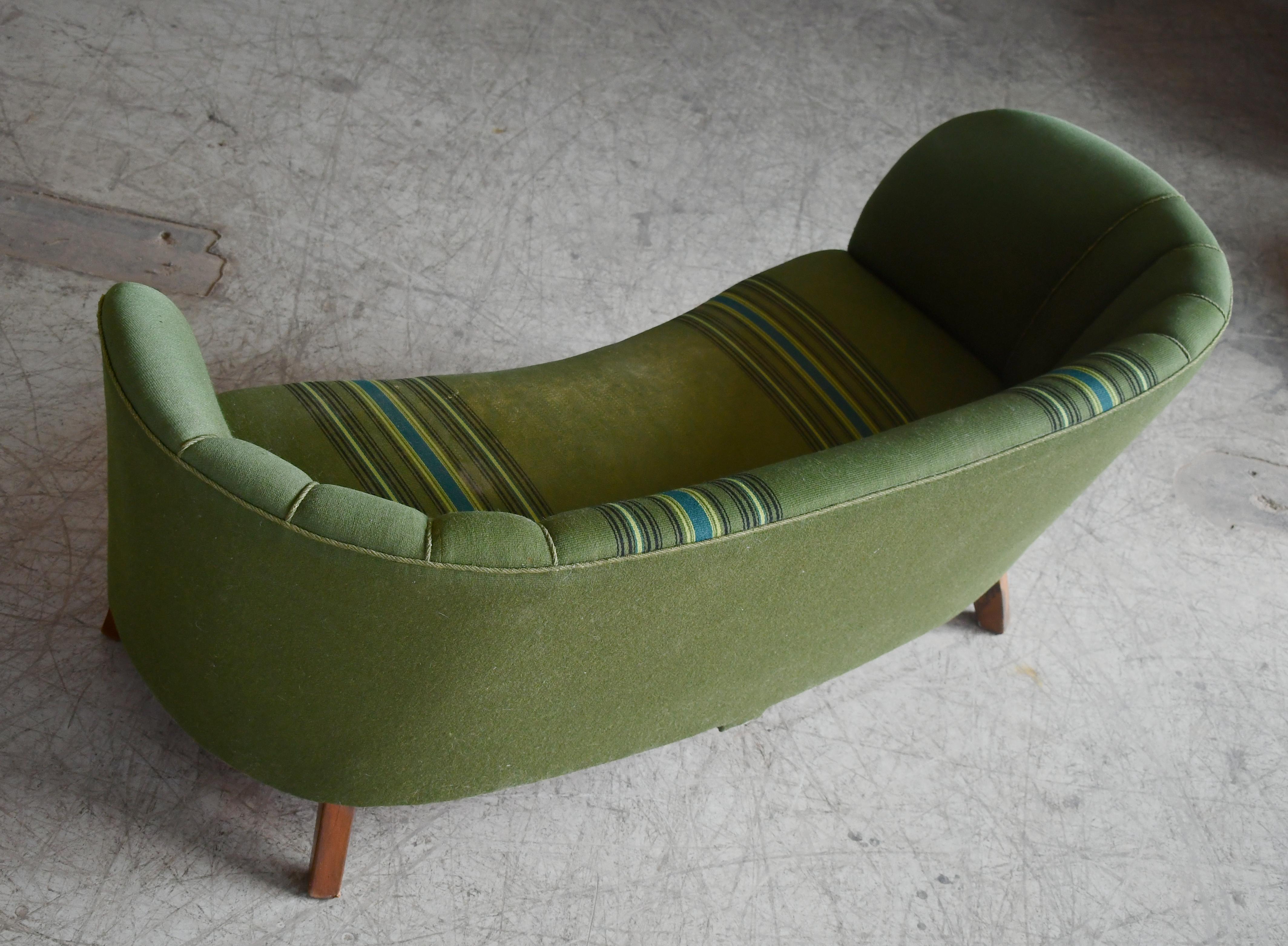 Causeuse danoise des années 1950 en forme de banane incurvée avec tissu en laine rayé vert Bon état - En vente à Bridgeport, CT