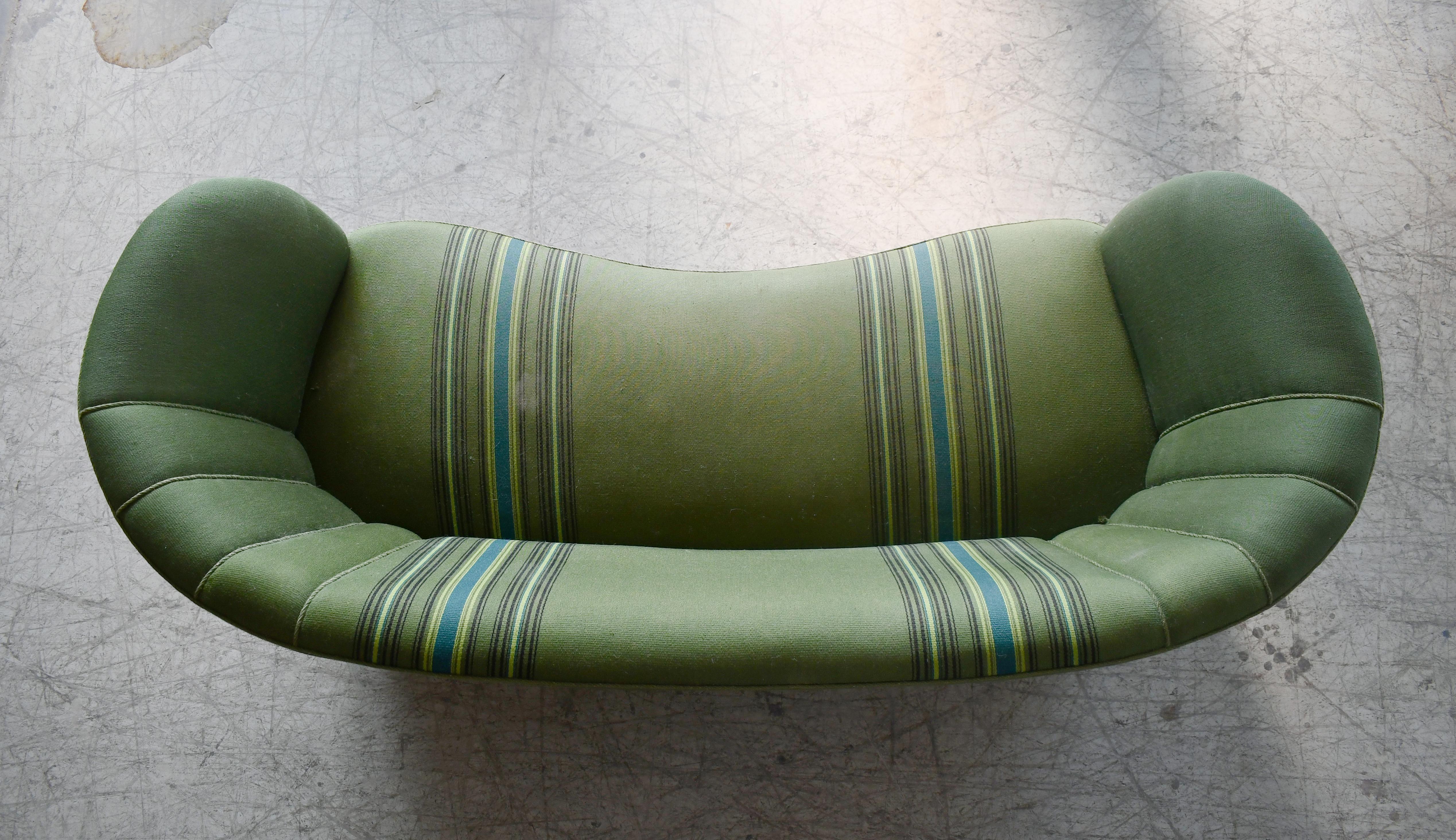 Milieu du XXe siècle Causeuse danoise des années 1950 en forme de banane incurvée avec tissu en laine rayé vert en vente