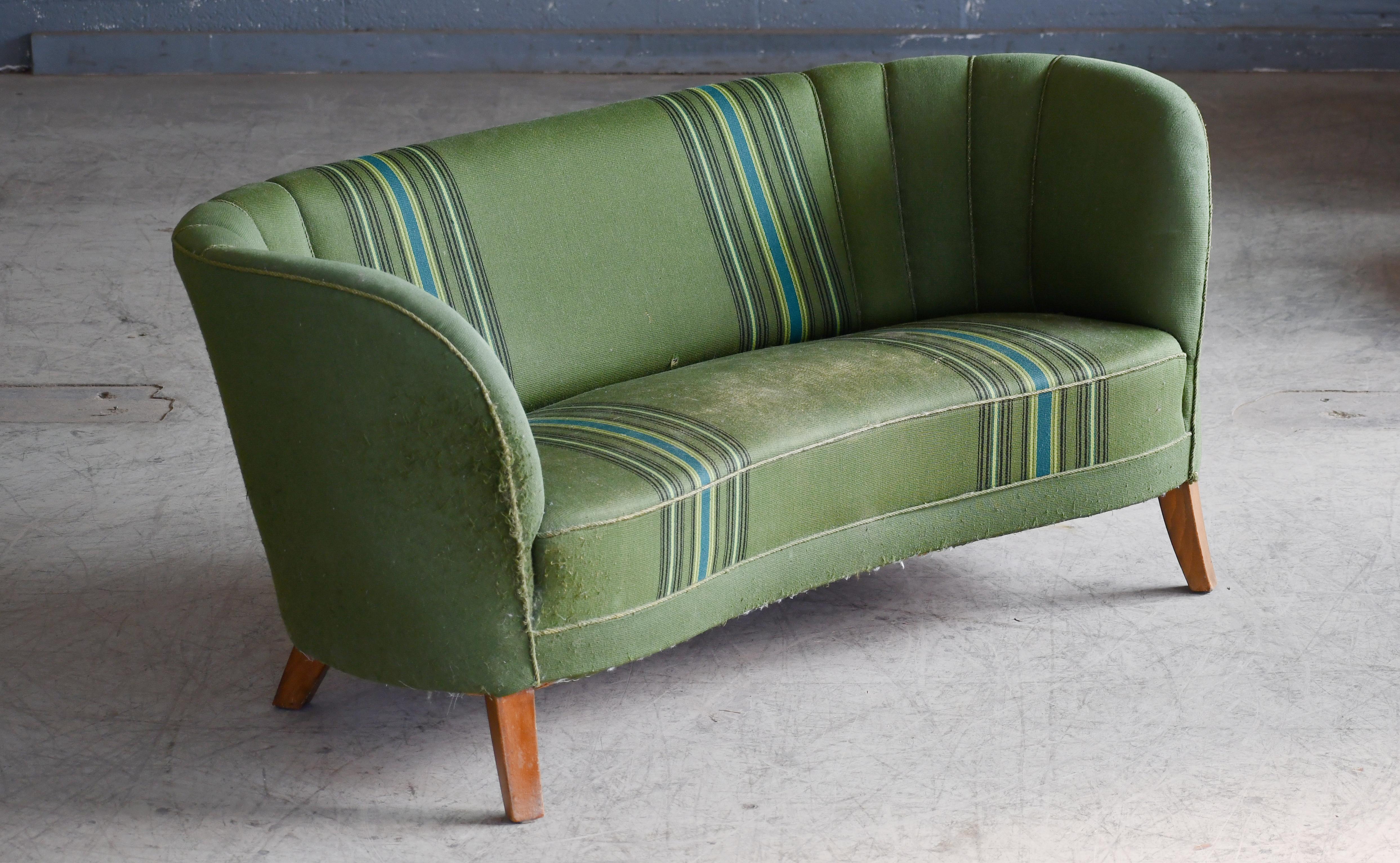 Mohair Causeuse danoise des années 1950 en forme de banane incurvée avec tissu en laine rayé vert en vente