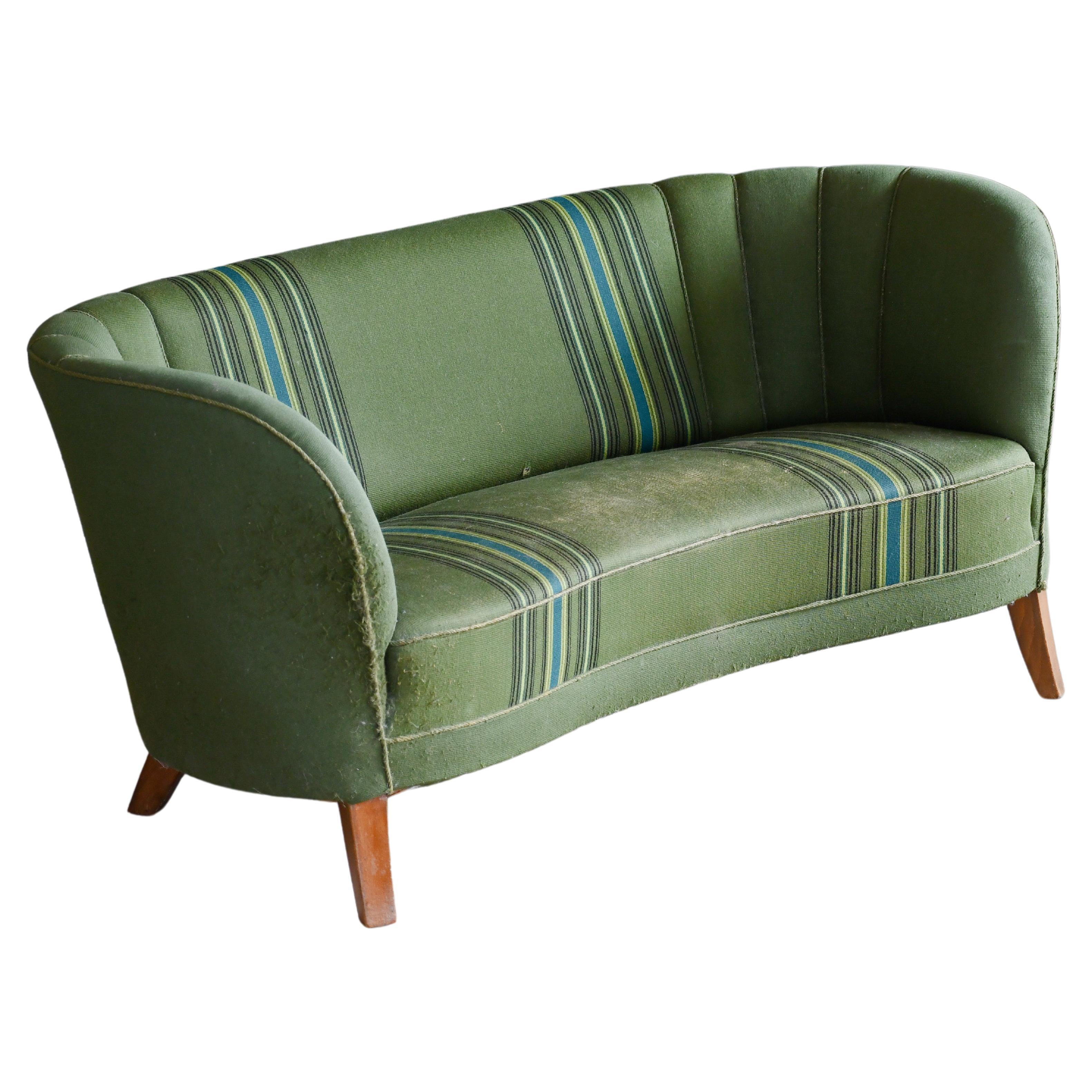 Loveseat danés de los años 50 con forma de plátano curvado y tejido de lana a rayas verdes