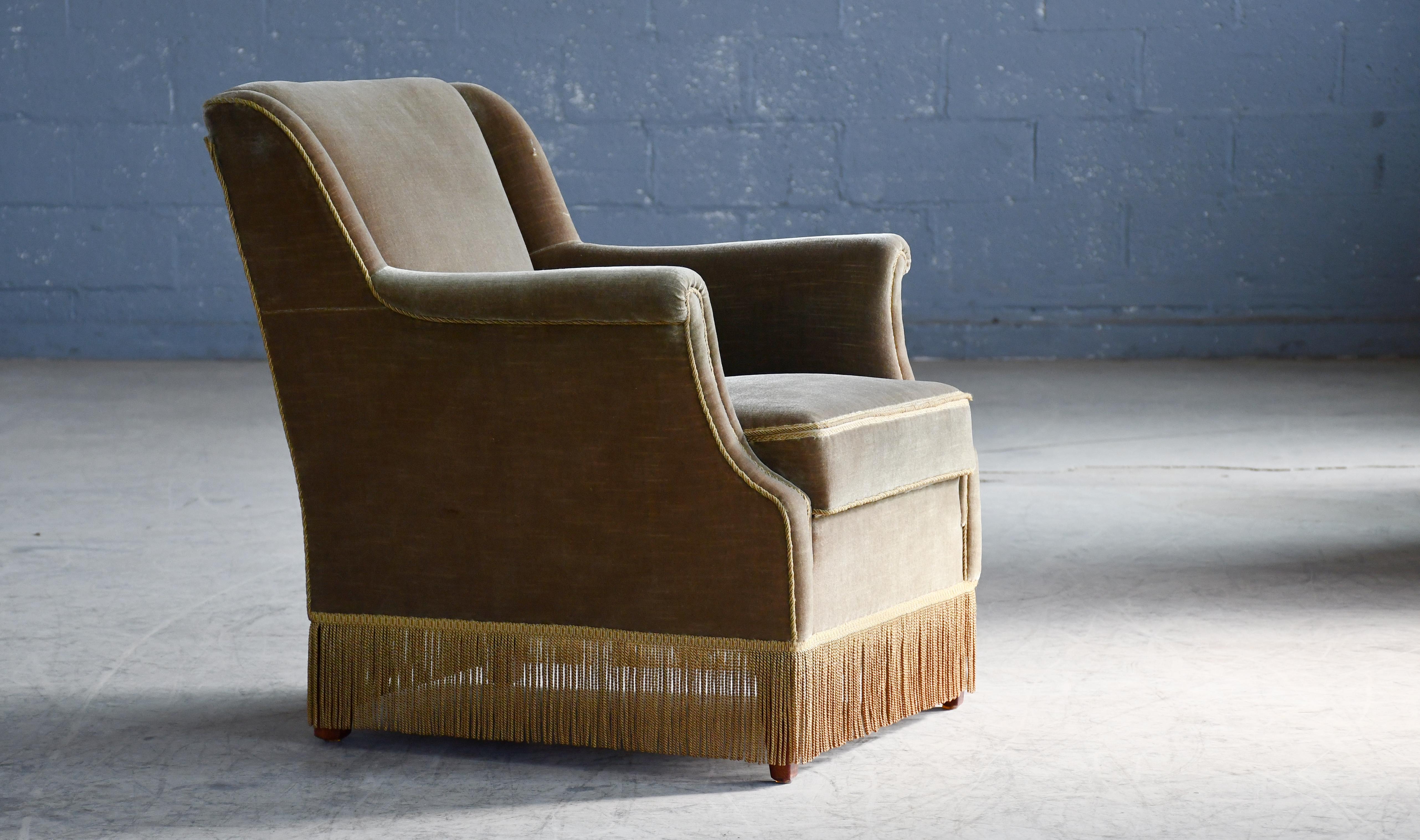 Danish 1950's His and Hers Lounge Chairs in Olive Mohair (Mitte des 20. Jahrhunderts) im Angebot