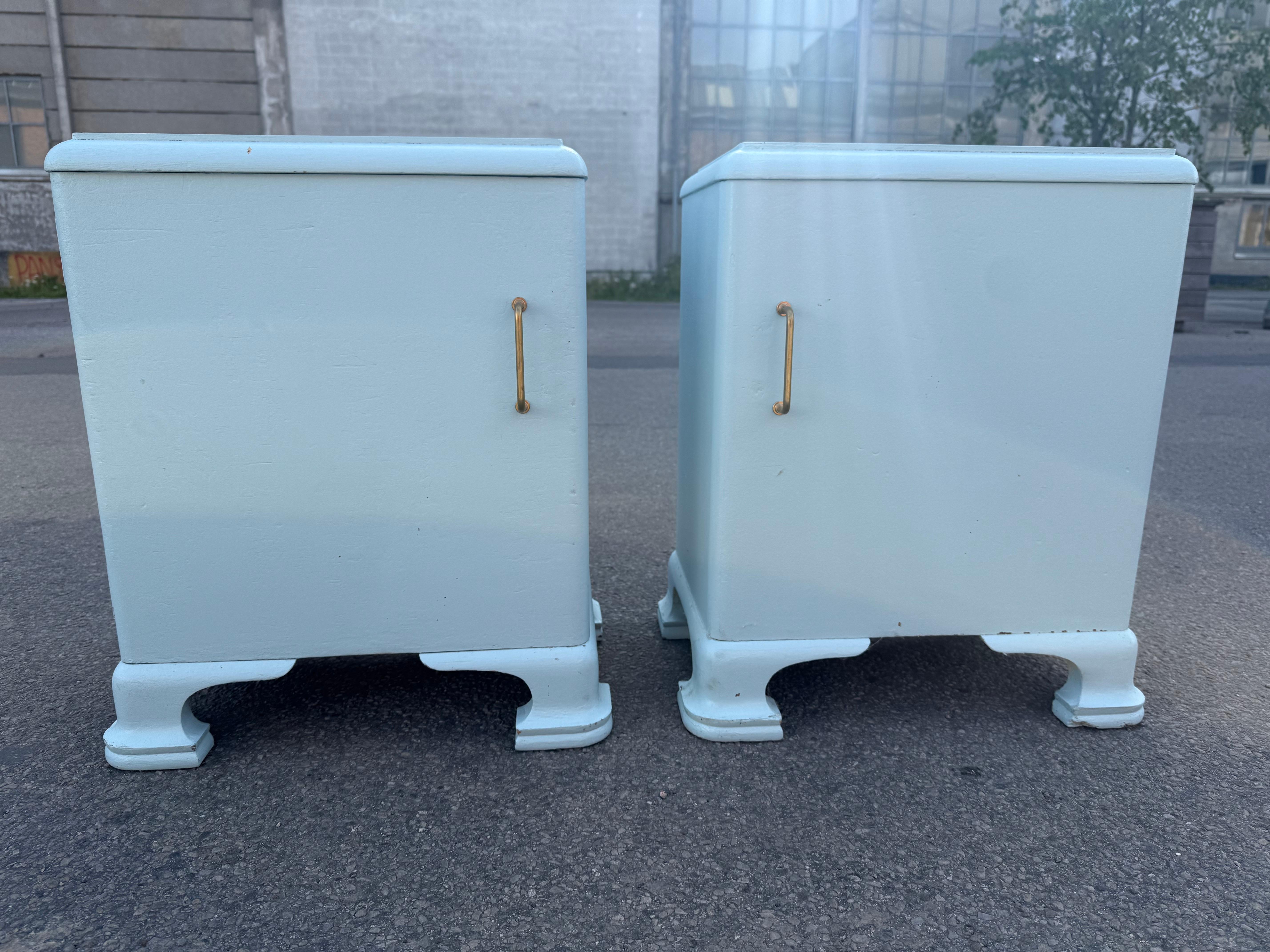 Un ensemble unique de tables de nuit art déco danoises bleu clair des années 1950 avec de grandes capacités de rangement. 
Les tables de nuit sont dotées de ferrures en laiton d'origine et de pieds en console sculptés. Leur design épuré et leur