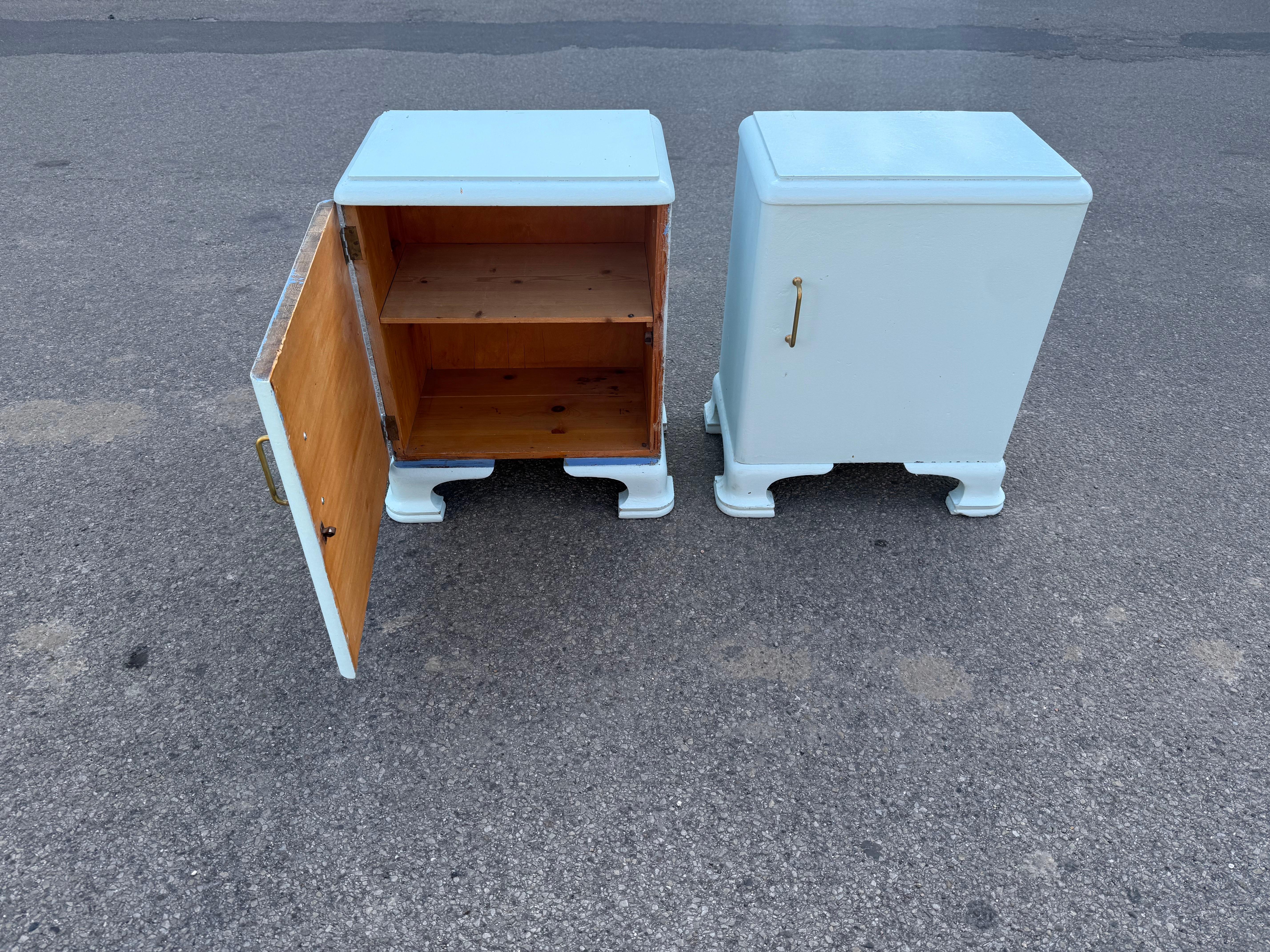 Milieu du XXe siècle Tables de nuit art déco danoises des années 1950, bleu clair, avec quincaillerie en laiton en vente