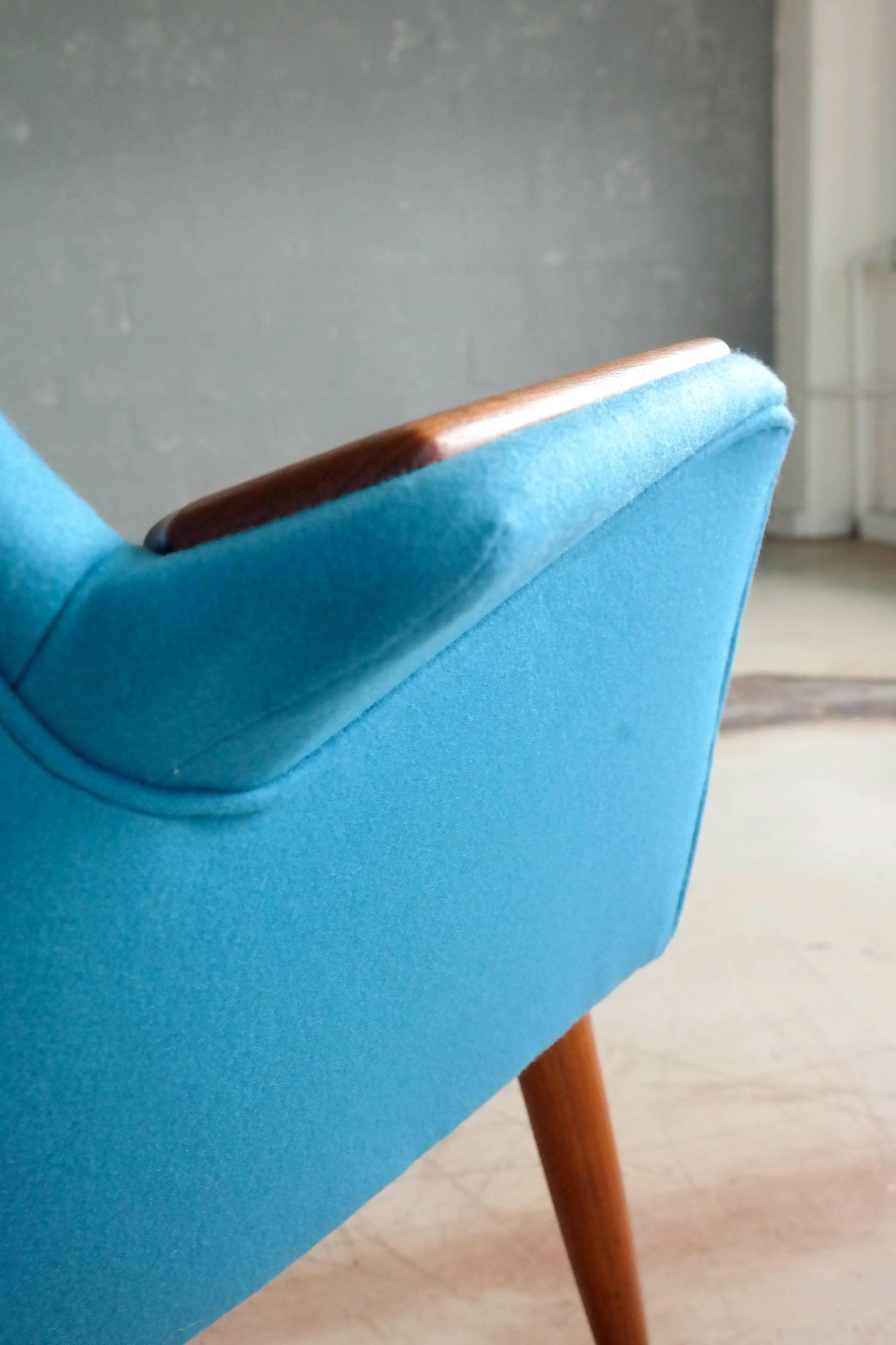 Danish 1950s Lounge Chair with Teak Armrests Upholstered in Kvadrat Divino Wool In Excellent Condition In Bridgeport, CT