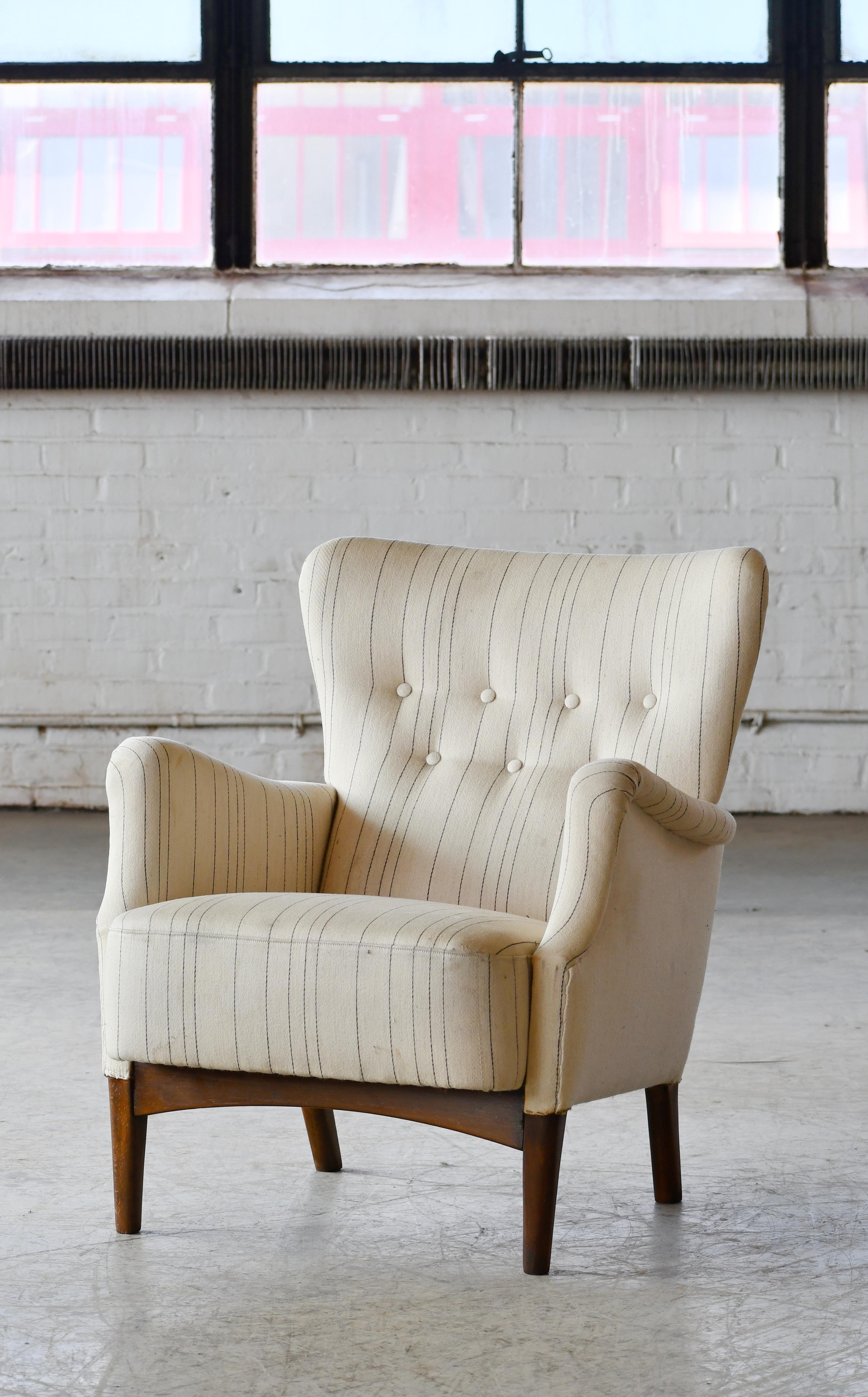 Schöner dänischer Sessel aus den 1950er Jahren von Fritz Hansen. Sehr elegant, mit einer skulpturalen, organischen Form und harmonischen Proportionen und Abmessungen, die ihn vielseitig einsetzbar machen und sich gut für die heutigen städtischen