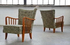 Sillones daneses de los años 50 con respaldo bajo y reposabrazos de madera