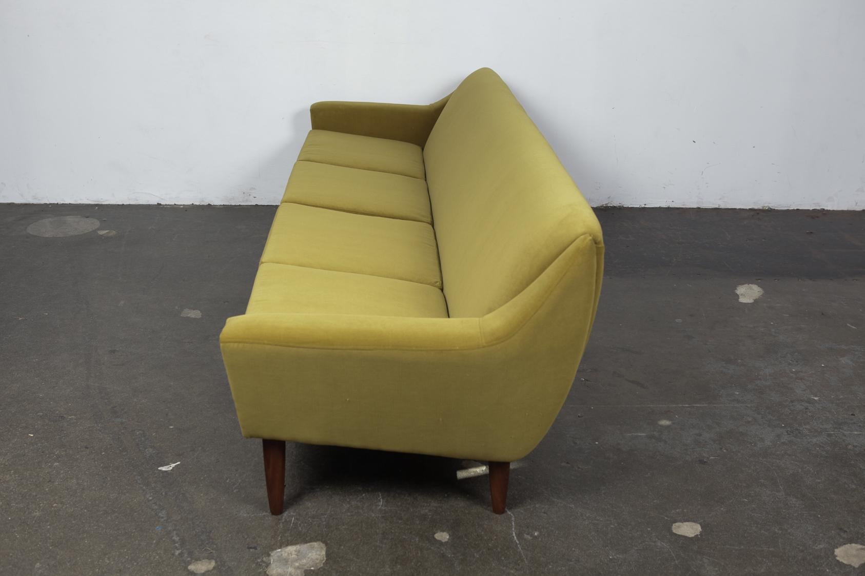 Danish 1950s Mid-Century Modern 4-Seat Green Velvet Sofa (Dänisch)