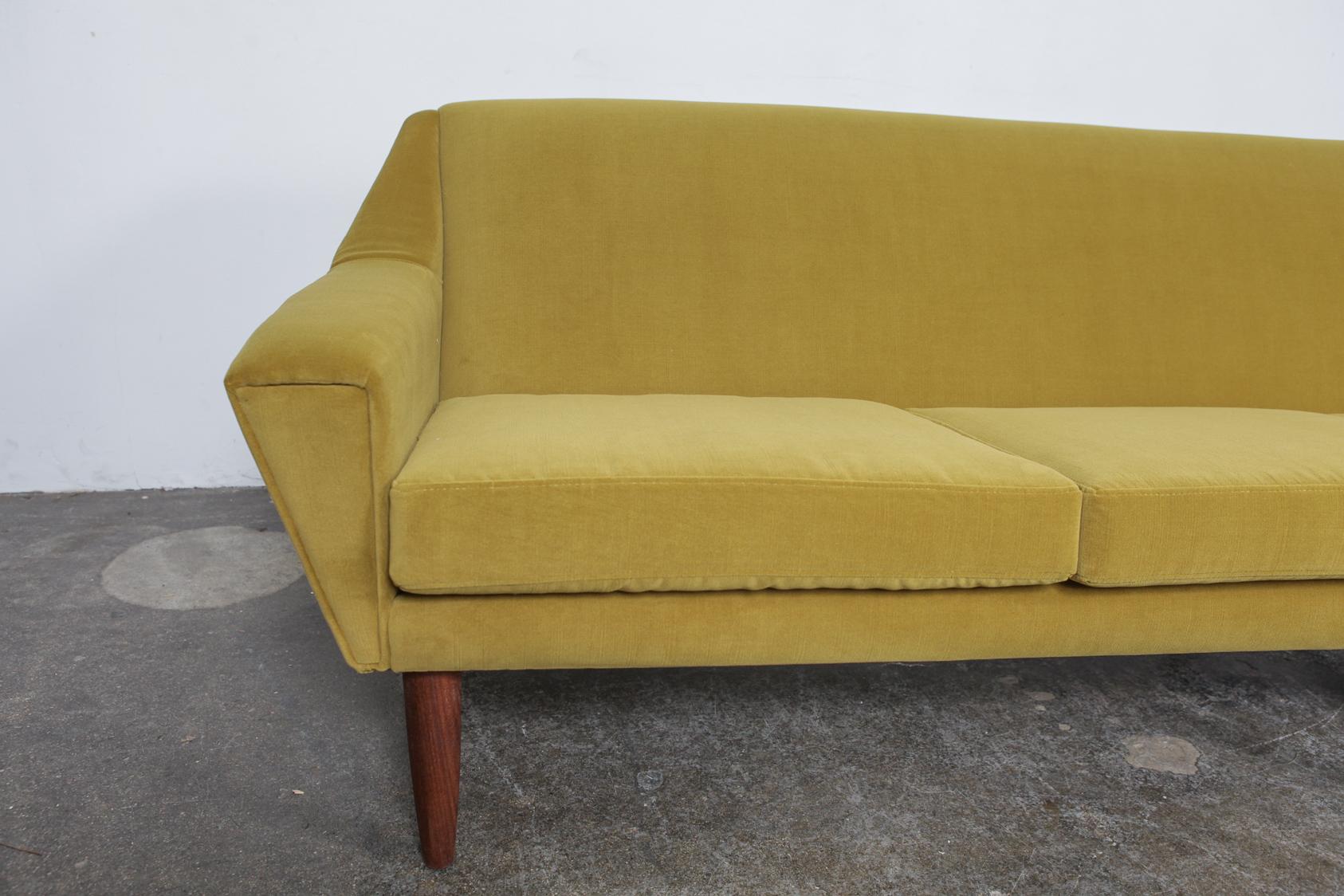 Danish 1950s Mid-Century Modern 4-Seat Green Velvet Sofa im Zustand „Gut“ in North Hollywood, CA