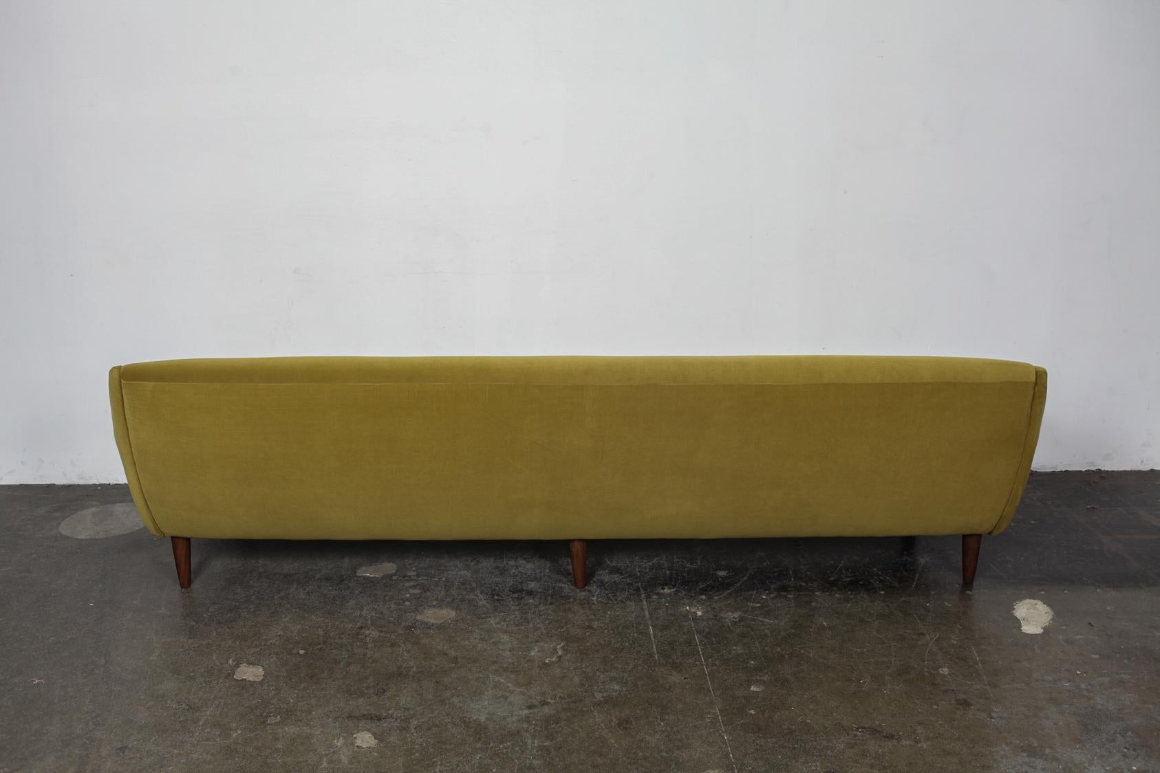 Danish 1950s Mid-Century Modern 4-Seat Green Velvet Sofa (Stoff)