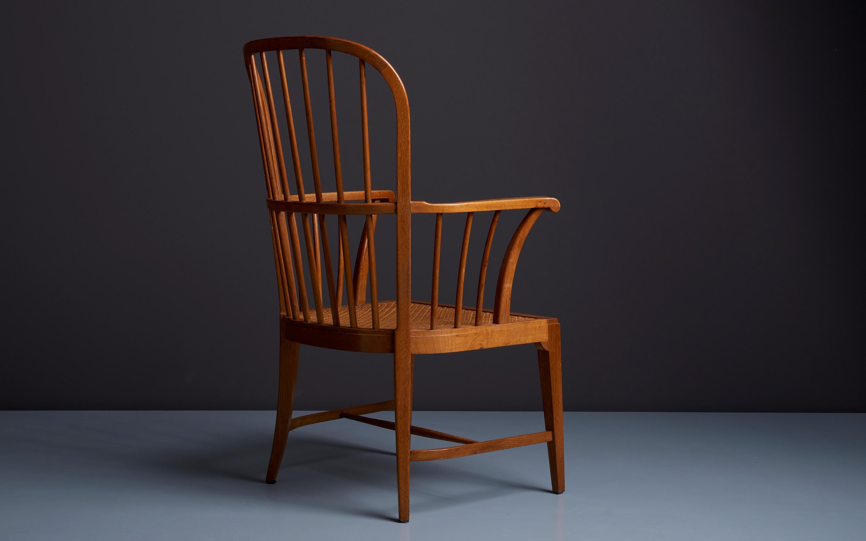 Sillón Windsor danés de roble de los años 50 con asiento entramado mediados del siglo XX en venta