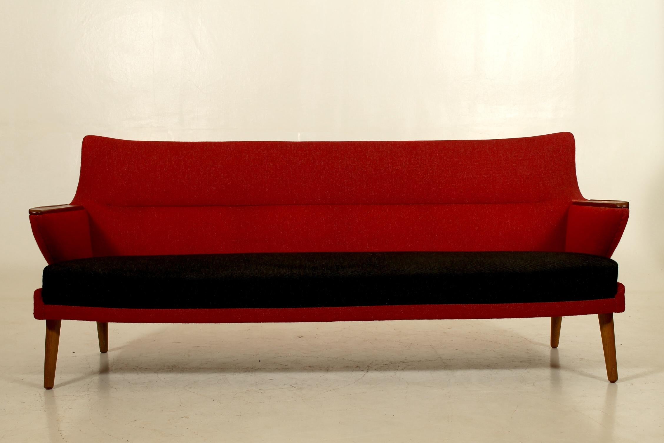 This beautiful sofa is a forerunner of the 50's beautiful and minimalist approach to design. The clean lines and lightness of the sofa are combined with incredible quality and professional craftsmanship.
Designed by Kurt Østervig and manufactured by