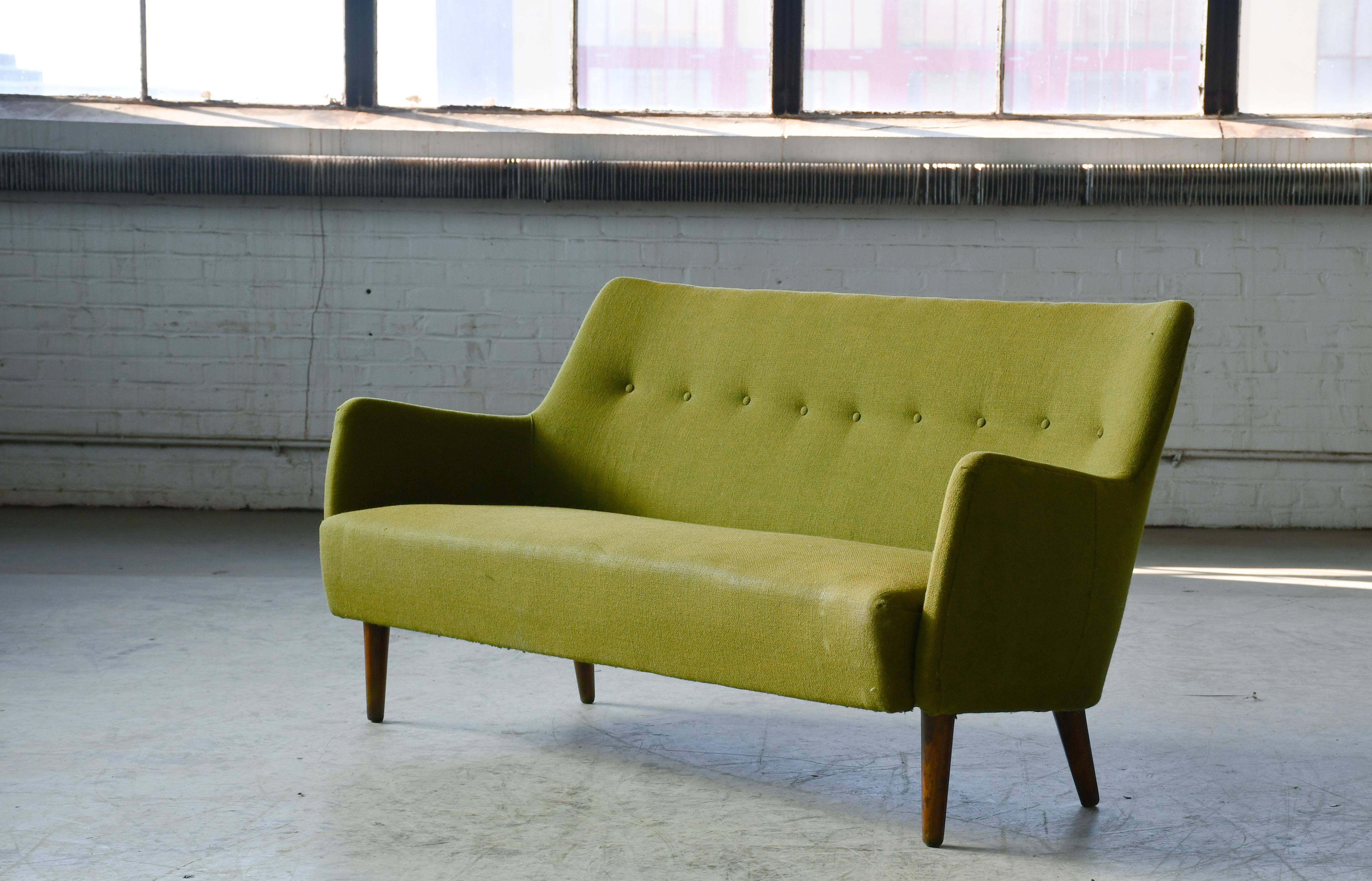 Líneas clásicas y muy elegantes, muy al estilo del icónico diseñador danés Peter Hvidt, realizadas hacia 1950. Respaldo y asiento agradables y firmes, y el armazón sobre patas de caoba cubana sigue siendo robusto. El sofá se ha vuelto a tapizar