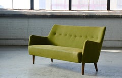 Dänisches Sofa oder Loveseat aus grüner Wolle im Stil von Peter Hvidt aus den 1950er Jahren