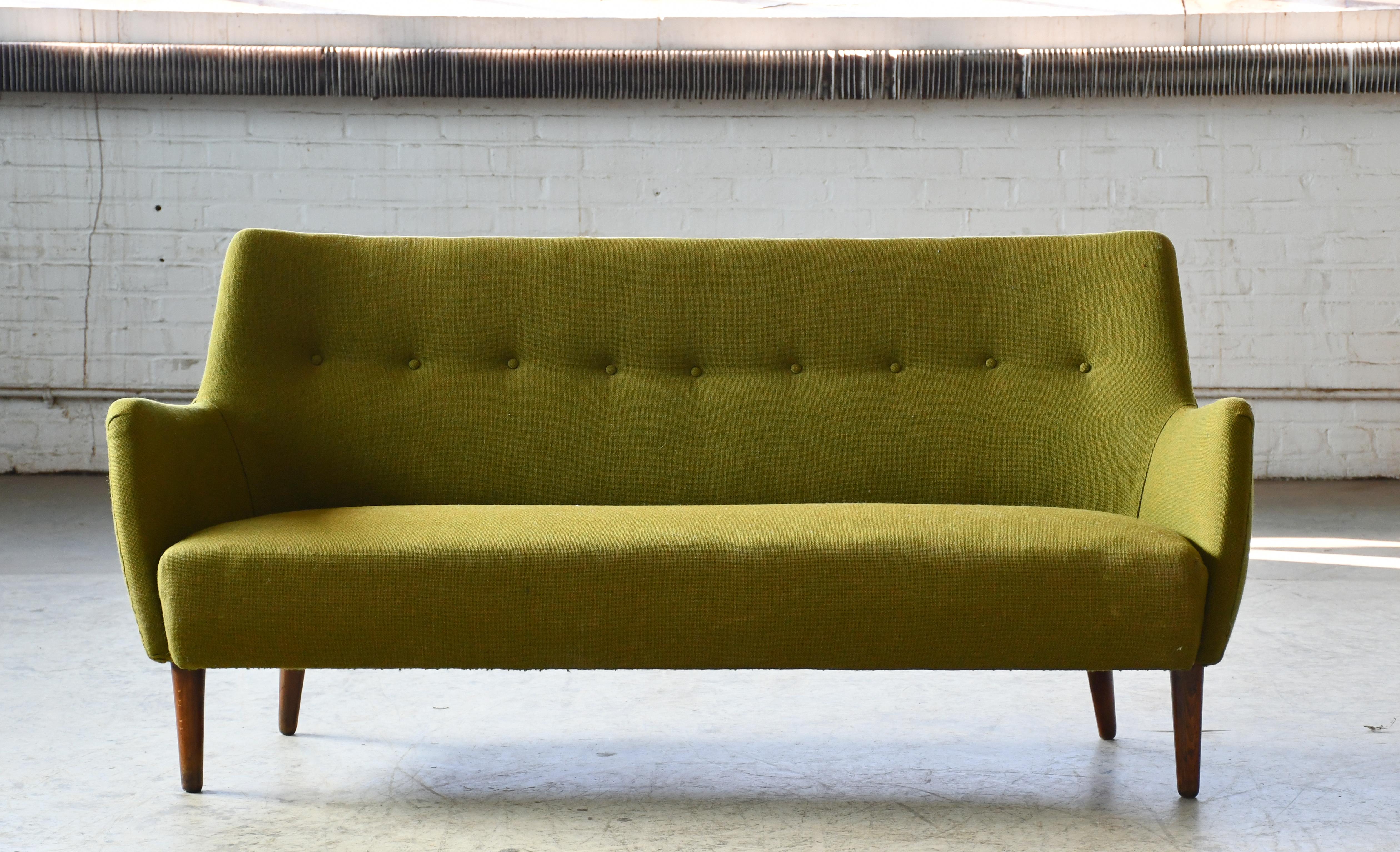 Sofá o Loveseat danés de los años 50 en lana verde al estilo de Peter Hvidt Escandinavo moderno en venta