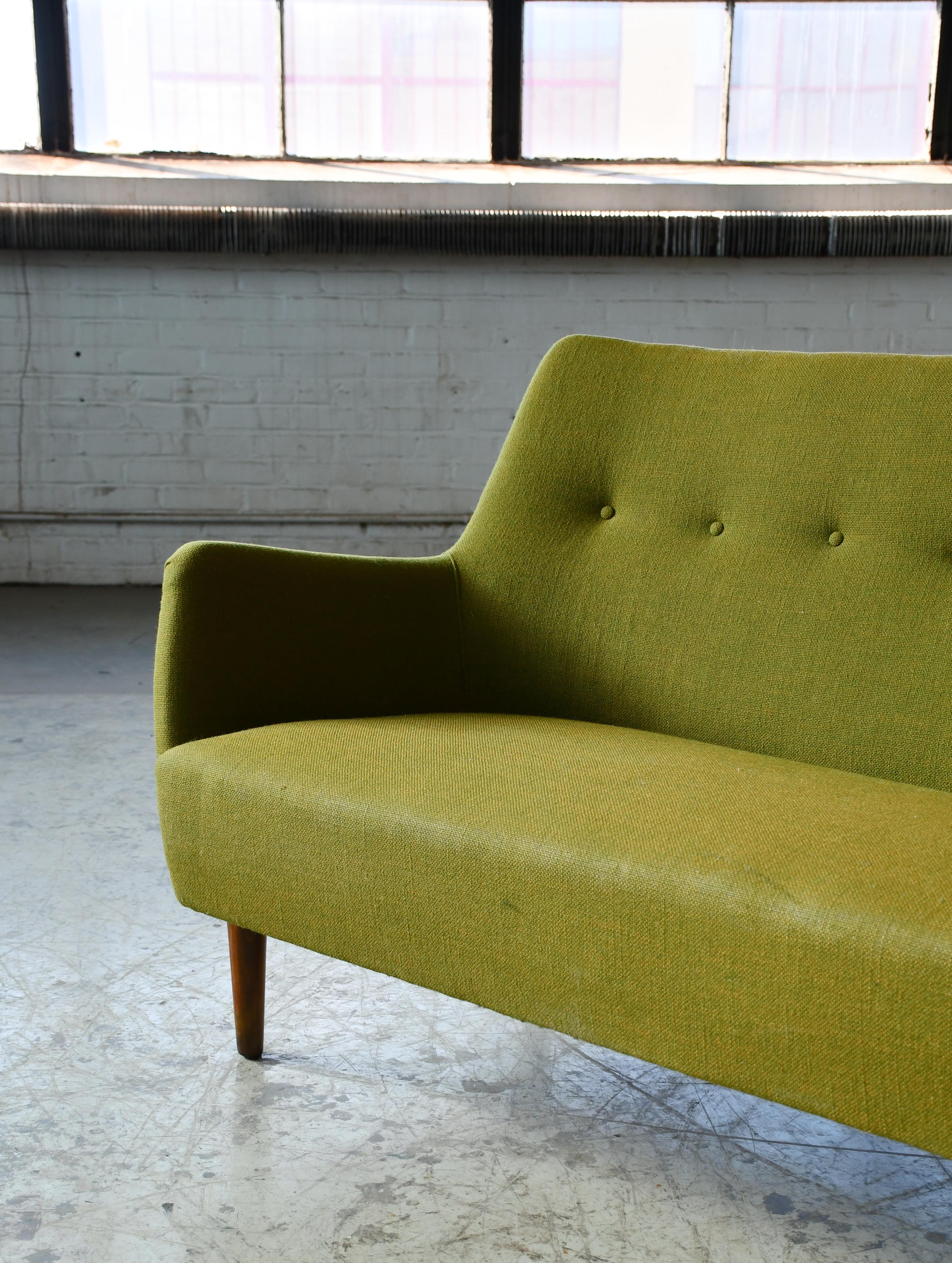 Sofá o Loveseat danés de los años 50 en lana verde al estilo de Peter Hvidt Danés en venta