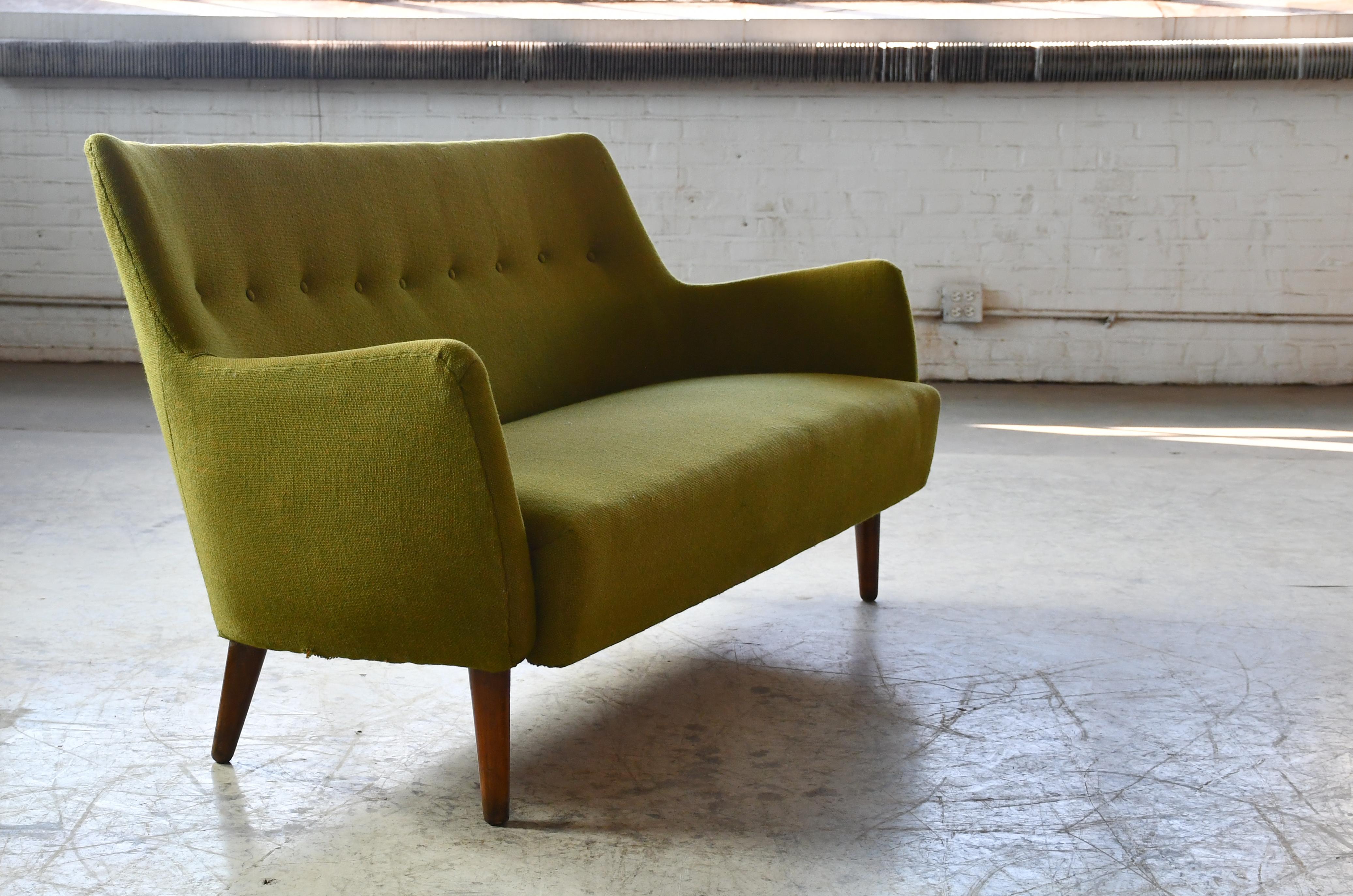 Sofá o Loveseat danés de los años 50 en lana verde al estilo de Peter Hvidt en Bueno estado para la venta en Bridgeport, CT