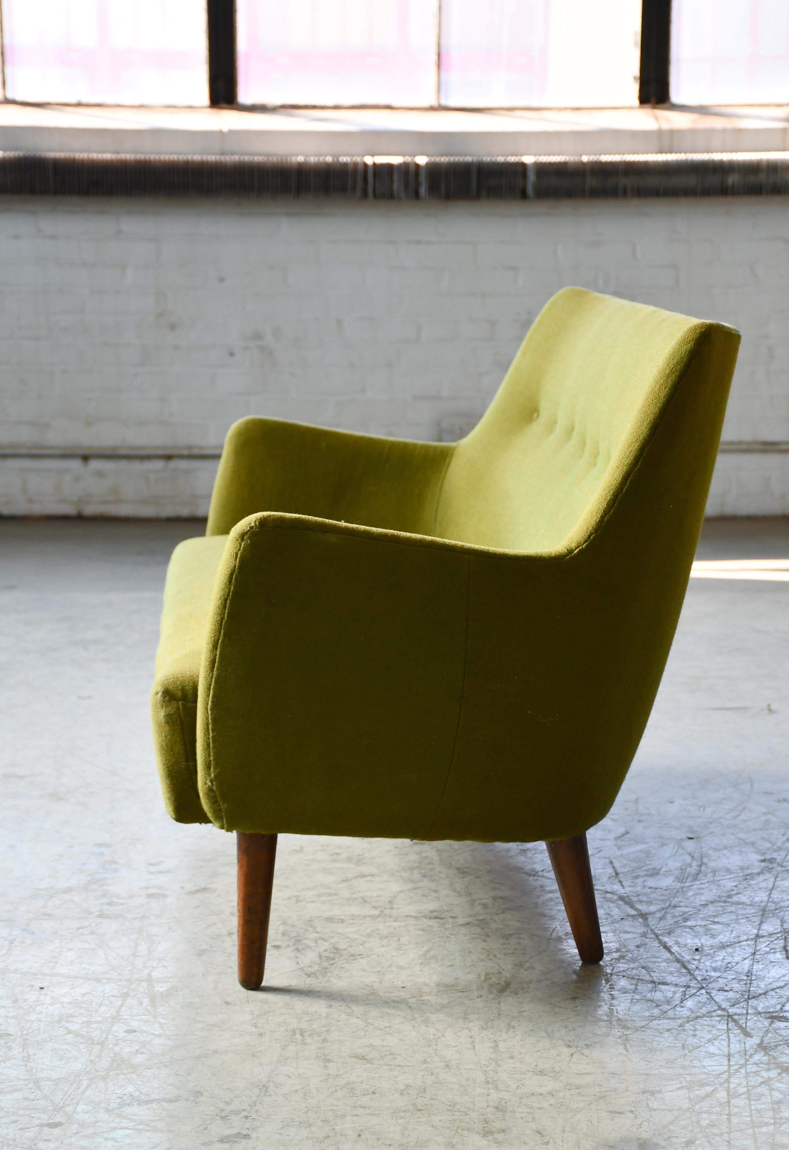 Sofá o Loveseat danés de los años 50 en lana verde al estilo de Peter Hvidt mediados del siglo XX en venta
