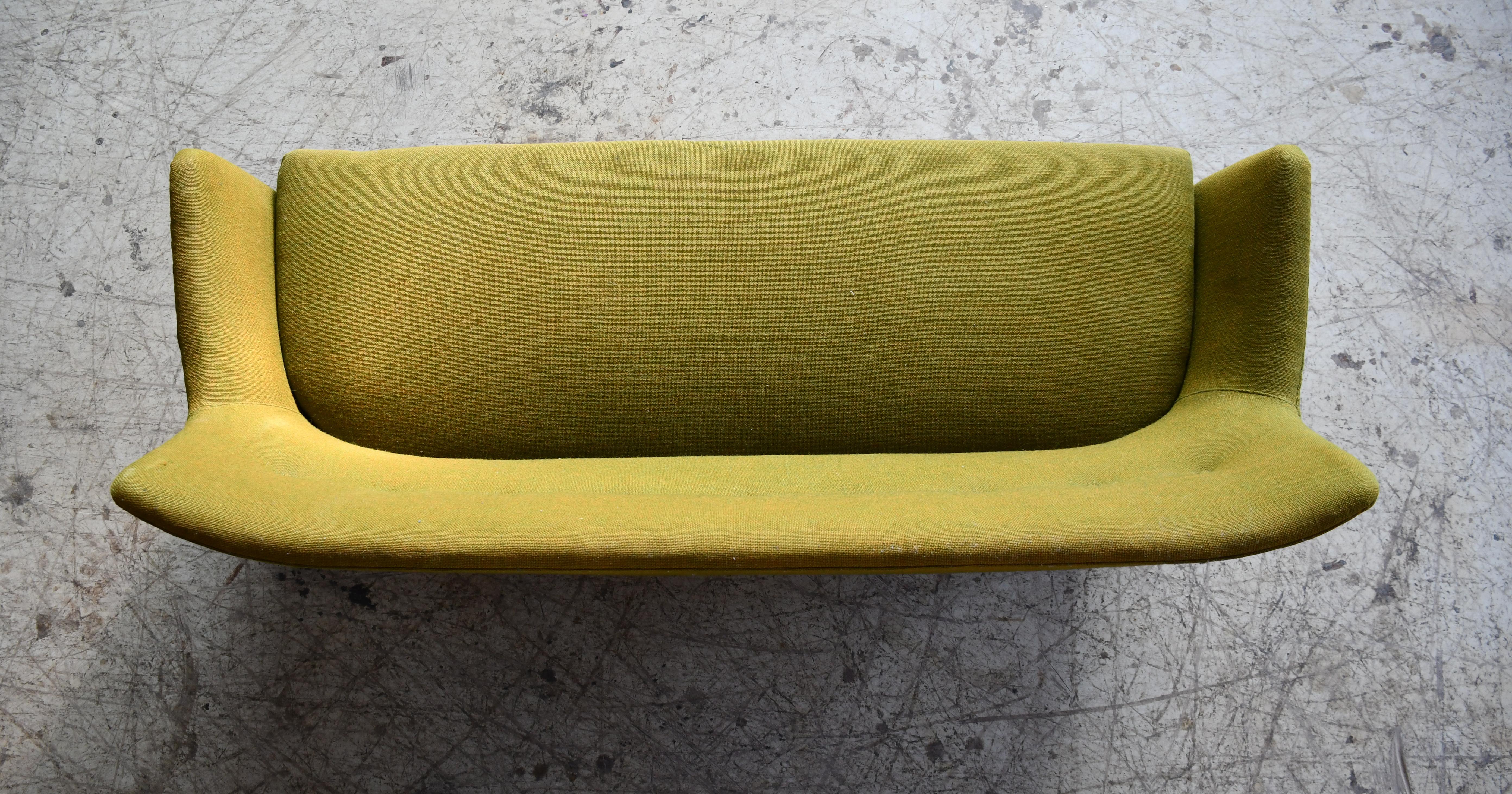Sofá o Loveseat danés de los años 50 en lana verde al estilo de Peter Hvidt Lana en venta