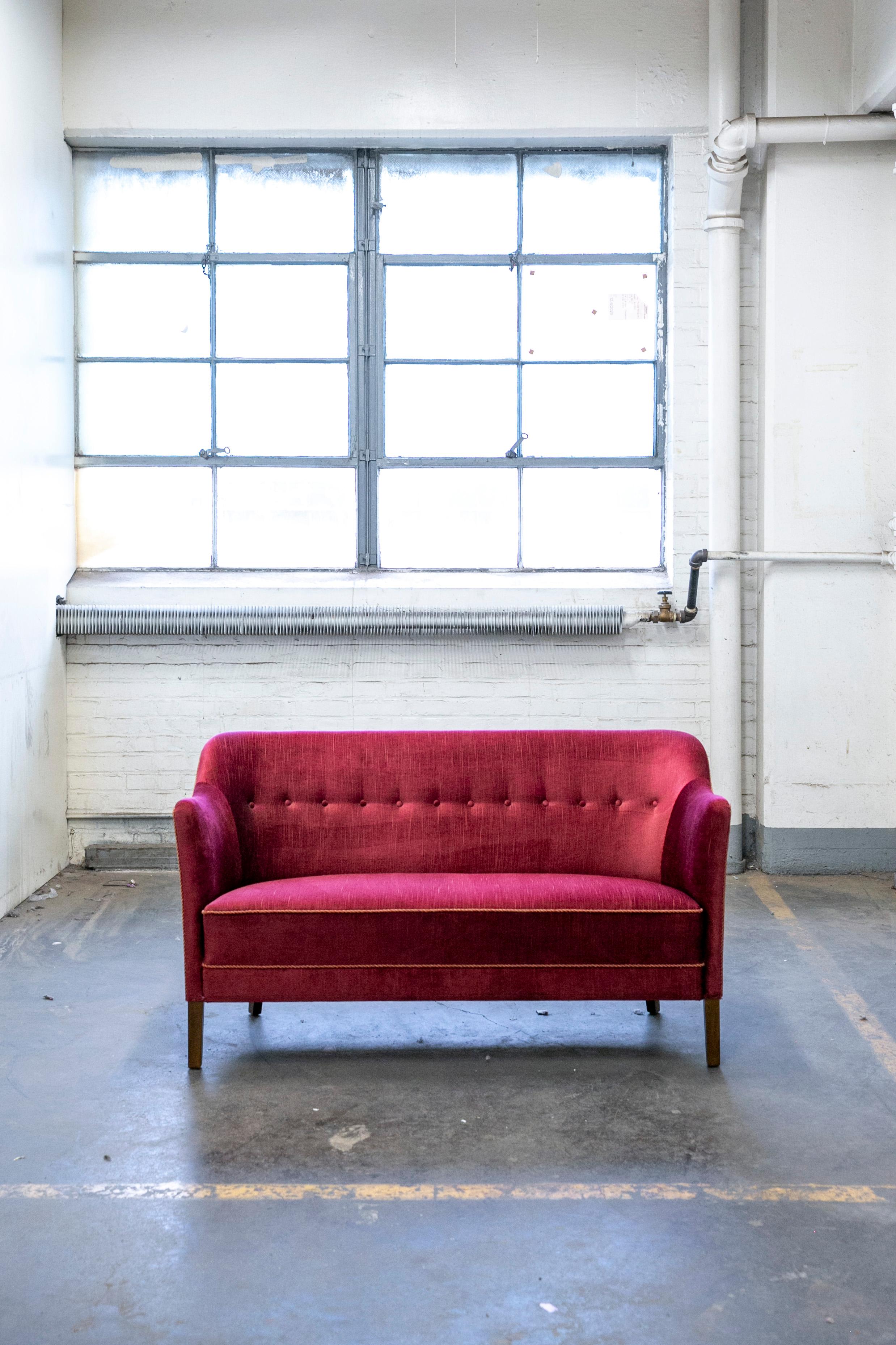 Danish 1950s Settee or Loveseat in Red Mohair Attributed to Peter Hvidt In Good Condition In Bridgeport, CT