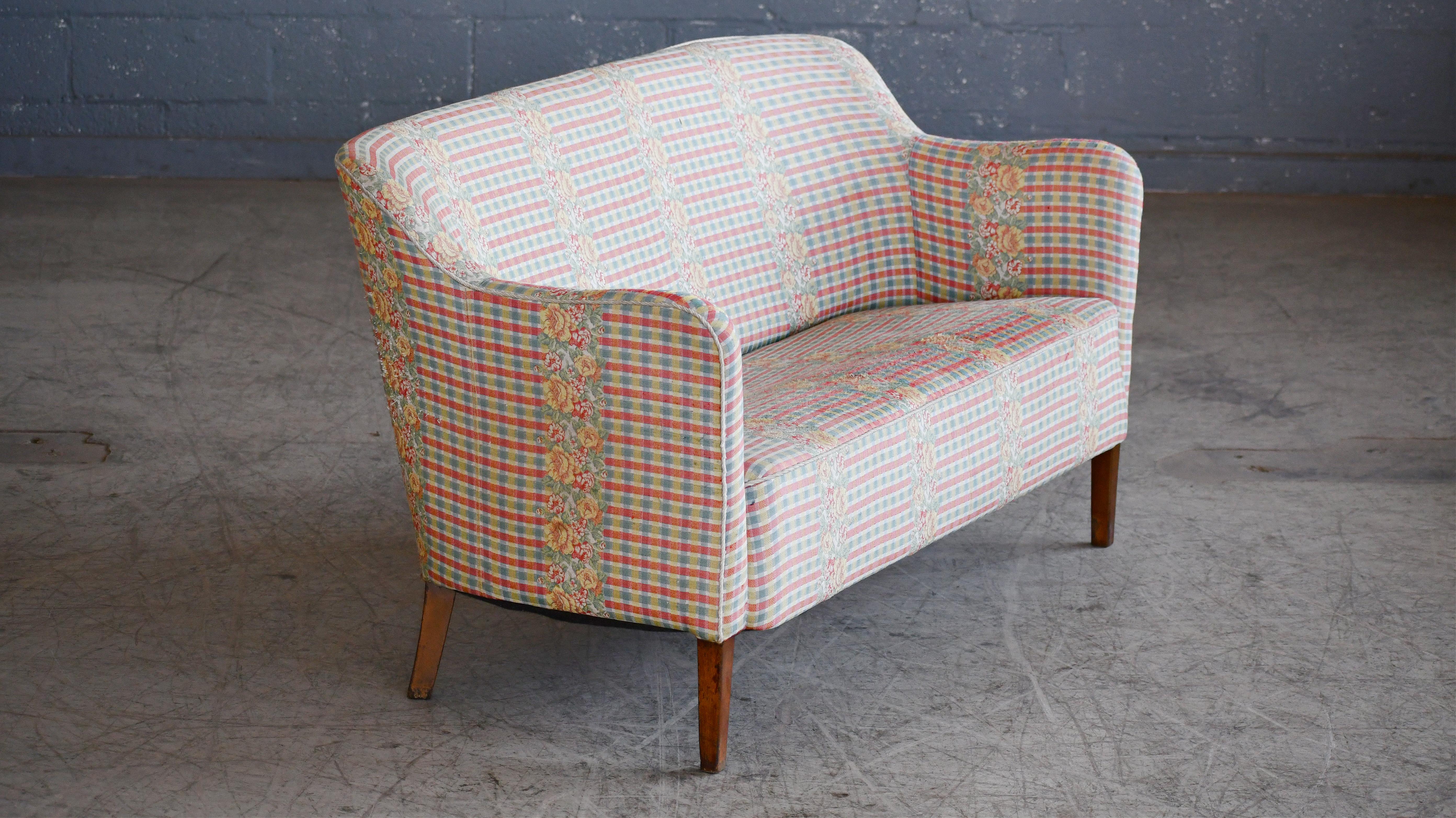 Dänisches Sofa oder Loveseat aus roter Wolle im Stil von Peter Hvidt aus den 1950er Jahren  (Skandinavische Moderne) im Angebot