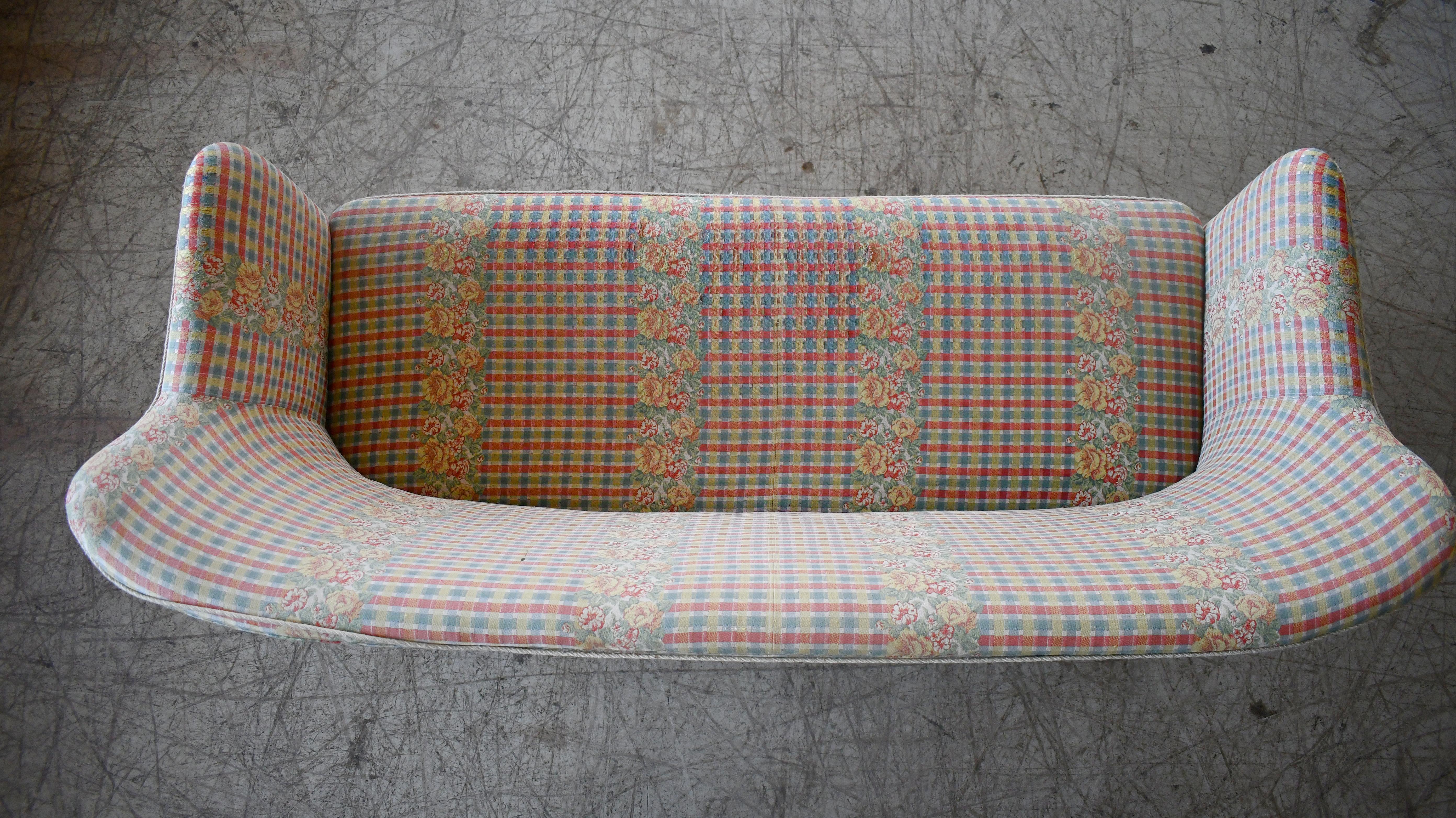 Dänisches Sofa oder Loveseat aus roter Wolle im Stil von Peter Hvidt aus den 1950er Jahren  im Zustand „Gut“ im Angebot in Bridgeport, CT