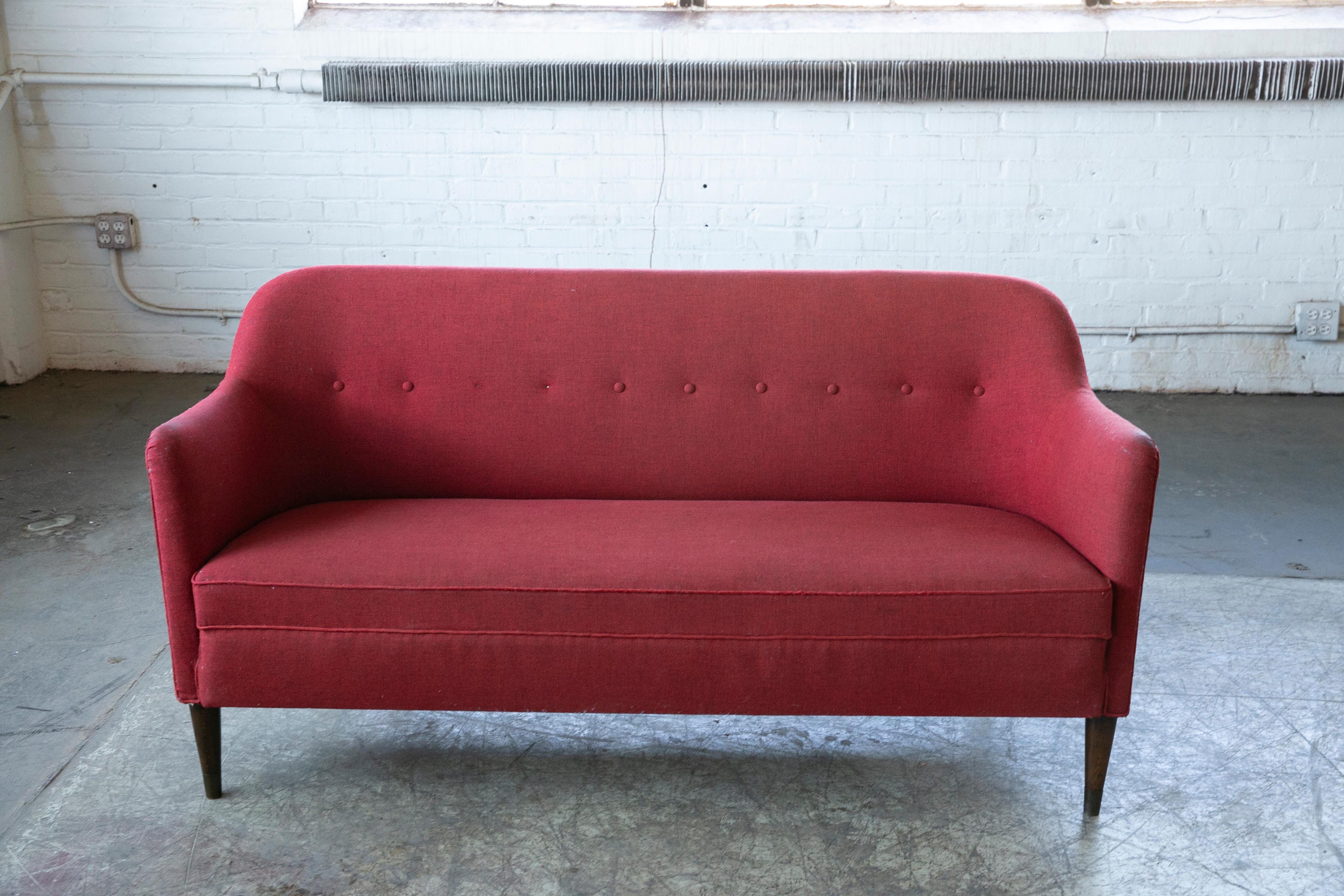 Mid-20th Century Danish 1950s Settee or Loveseat in Red Wool in the Style of Peter Hvidt
