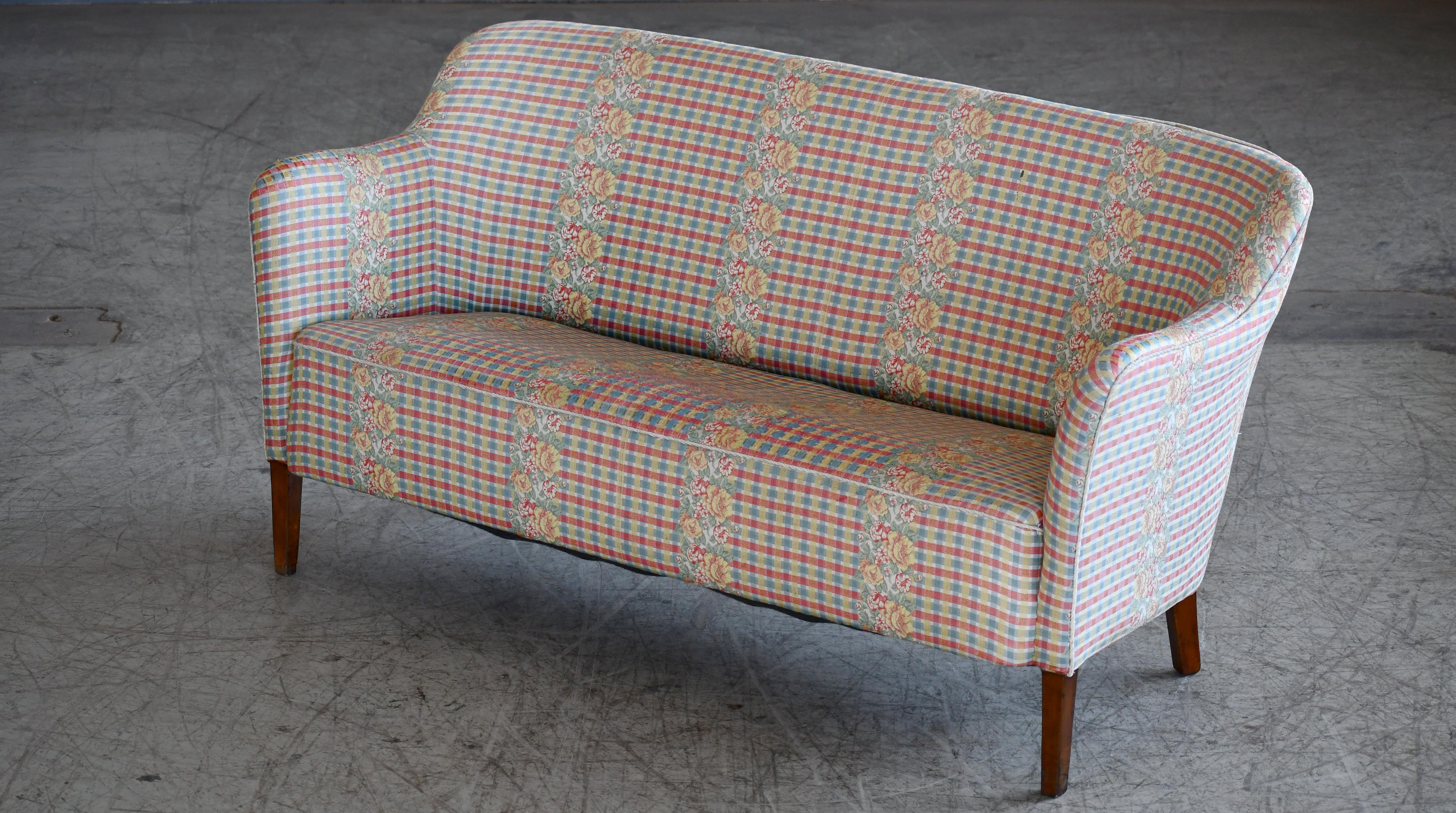 Danish 1950s Settee or Loveseat in Red Wool in the Style of Peter Hvidt  In Good Condition For Sale In Bridgeport, CT
